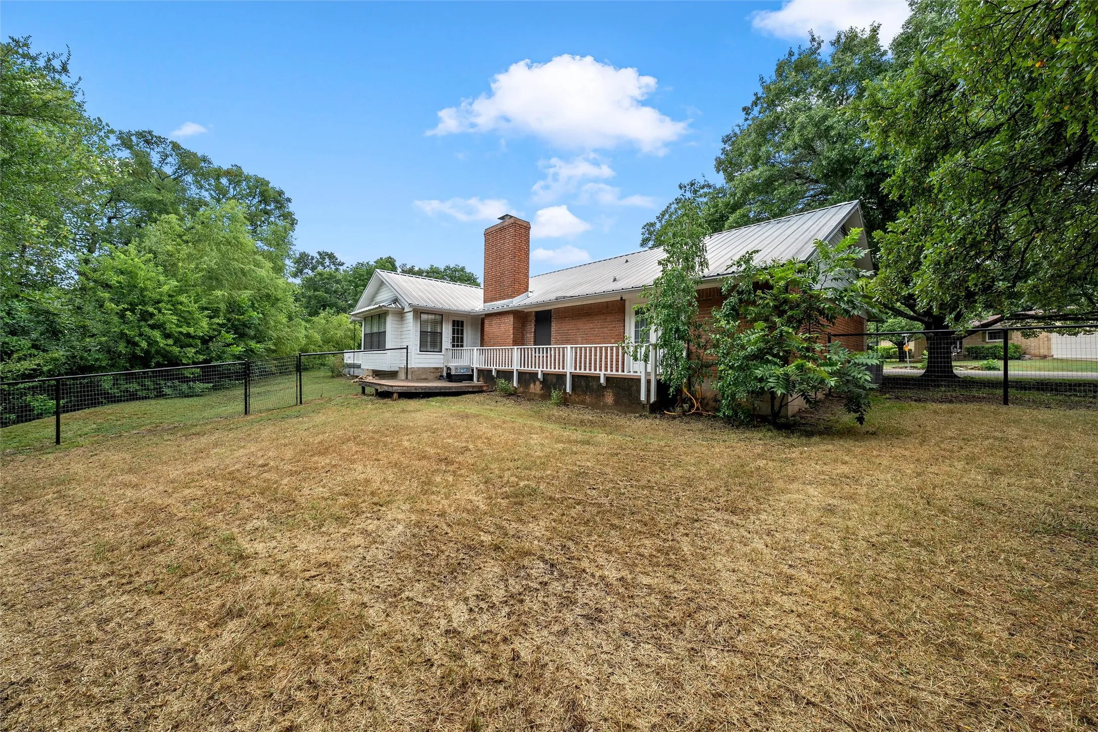 Single Family Residence For Sale in Bosque County , 401 N Avenue V, Clifton, Texas 76634, 3 Bedroom, 2 Bathroom, 2 Garage spaces, 1,878 Sqft, built in 1989, mls#21331304, Real Estate Agent in Clifton, Homes For Sale in Bosque county, Homes For Sale in Clifton, Realtor in Clifton Texas, Real Estate Brokerage Independent Realty Texas, Luminita Cordes Realtor