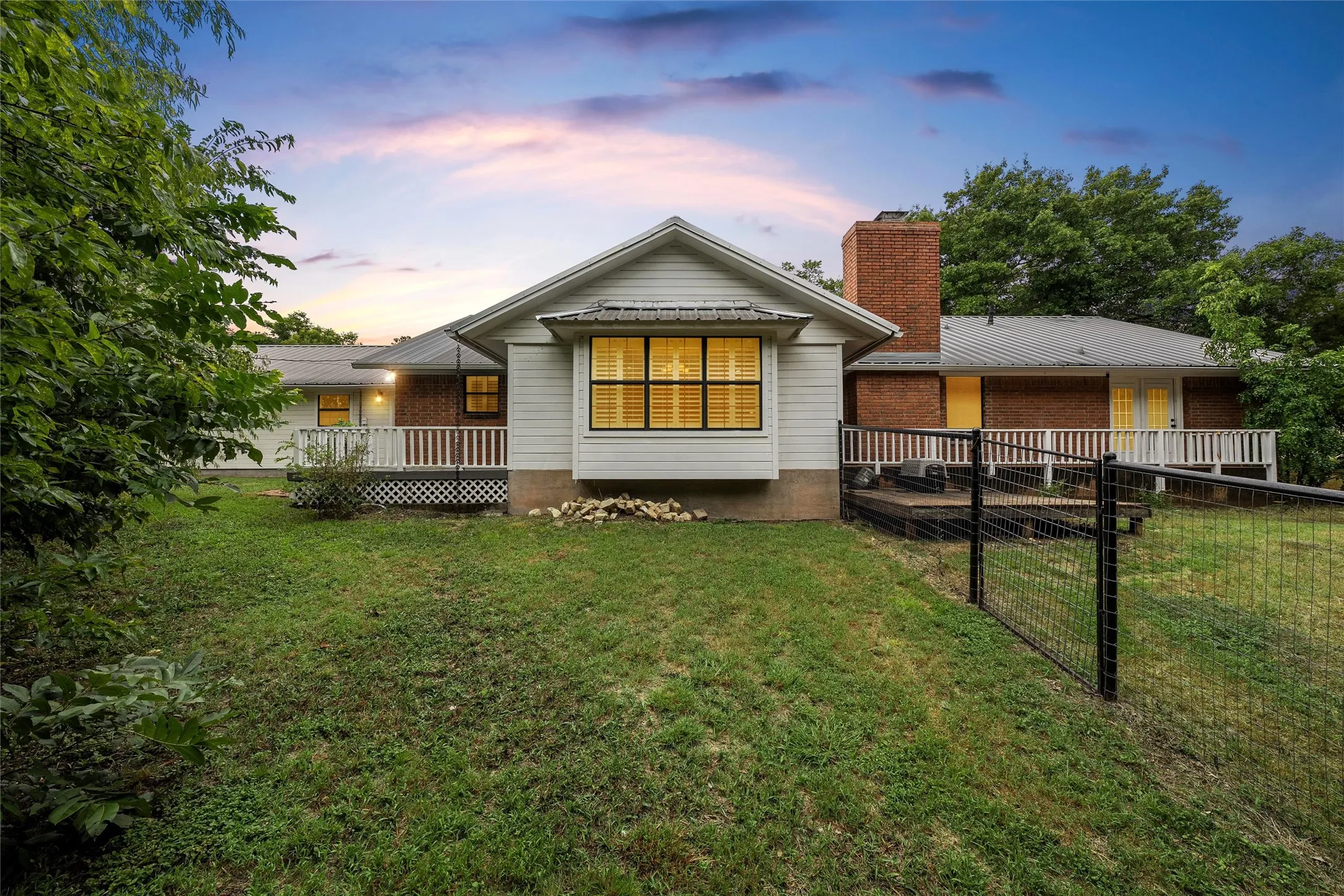 Single Family Residence For Sale in Bosque County , 401 N Avenue V, Clifton, Texas 76634, 3 Bedroom, 2 Bathroom, 2 Garage spaces, 1,878 Sqft, built in 1989, mls#21331304, Real Estate Agent in Clifton, Homes For Sale in Bosque county, Homes For Sale in Clifton, Realtor in Clifton Texas, Real Estate Brokerage Independent Realty Texas, Luminita Cordes Realtor