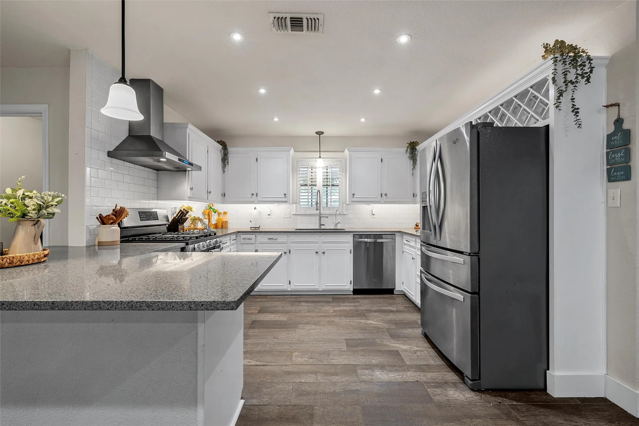 Single Family Residence For Sale in Bosque County , 401 N Avenue V, Clifton, Texas 76634, 3 Bedroom, 2 Bathroom, 2 Garage spaces, 1,878 Sqft, built in 1989, mls#21331304, Real Estate Agent in Clifton, Homes For Sale in Bosque county, Homes For Sale in Clifton, Realtor in Clifton Texas, Real Estate Brokerage Independent Realty Texas, Luminita Cordes Realtor