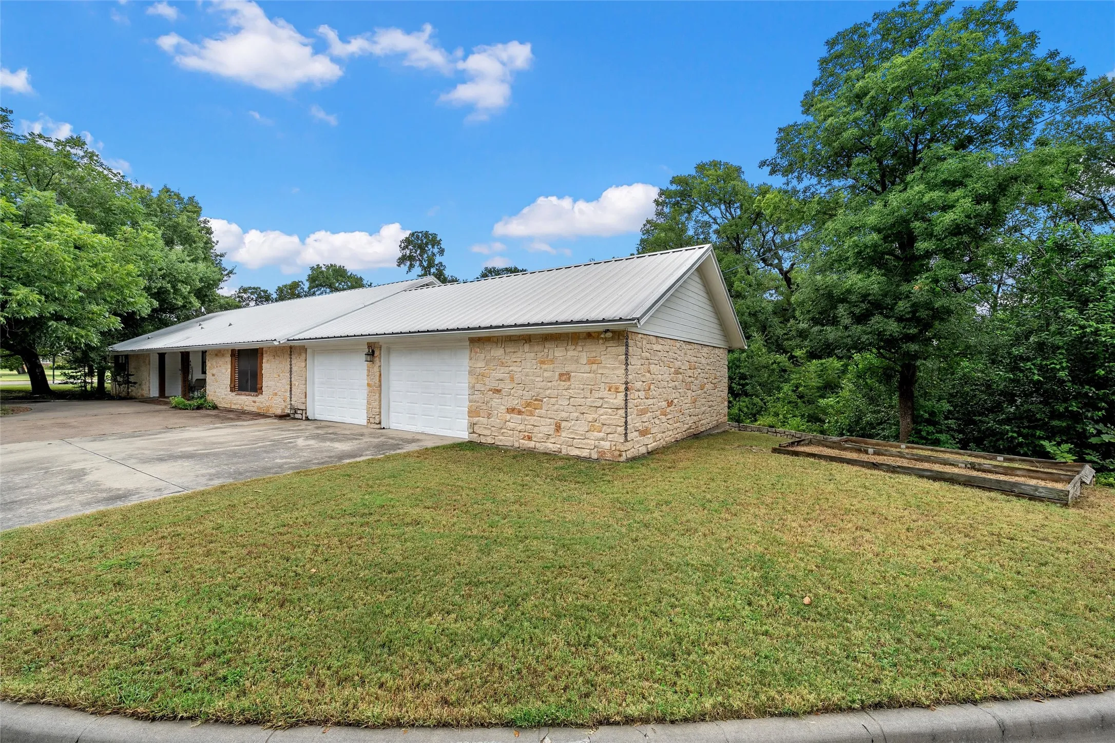 Single Family Residence For Sale in Bosque County , 401 N Avenue V, Clifton, Texas 76634, 3 Bedroom, 2 Bathroom, 2 Garage spaces, 1,878 Sqft, built in 1989, mls#21331304, Real Estate Agent in Clifton, Homes For Sale in Bosque county, Homes For Sale in Clifton, Realtor in Clifton Texas, Real Estate Brokerage Independent Realty Texas, Luminita Cordes Realtor