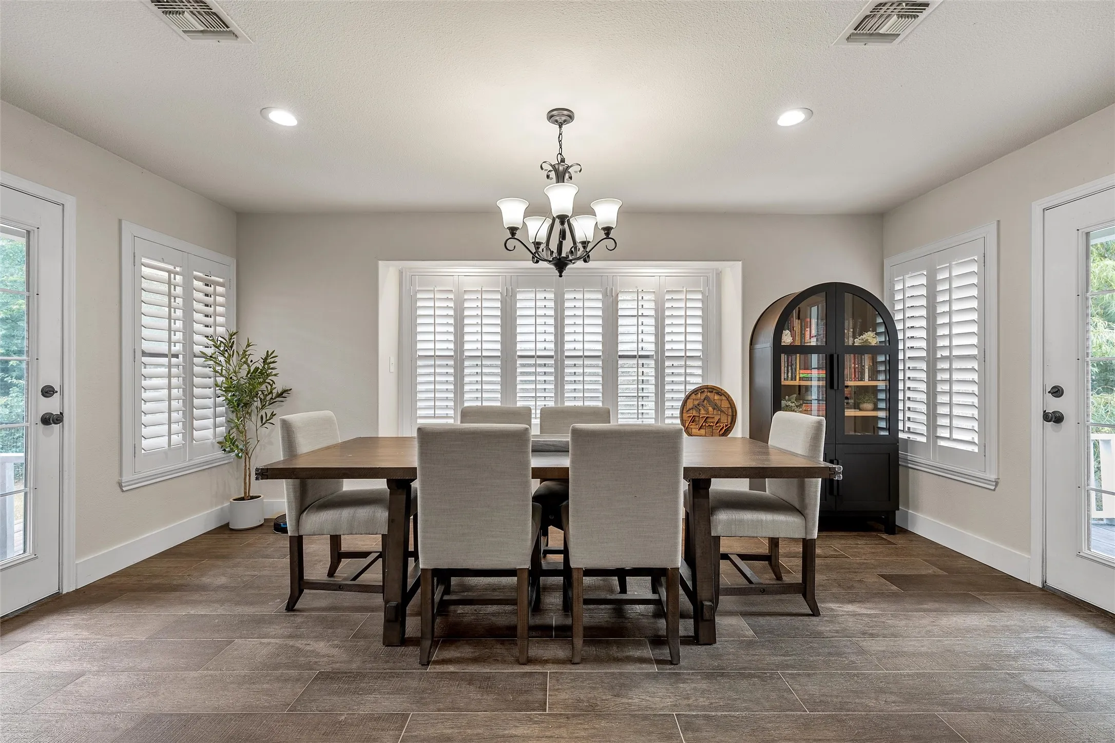 Single Family Residence For Sale in Bosque County , 401 N Avenue V, Clifton, Texas 76634, 3 Bedroom, 2 Bathroom, 2 Garage spaces, 1,878 Sqft, built in 1989, mls#21331304, Real Estate Agent in Clifton, Homes For Sale in Bosque county, Homes For Sale in Clifton, Realtor in Clifton Texas, Real Estate Brokerage Independent Realty Texas, Luminita Cordes Realtor