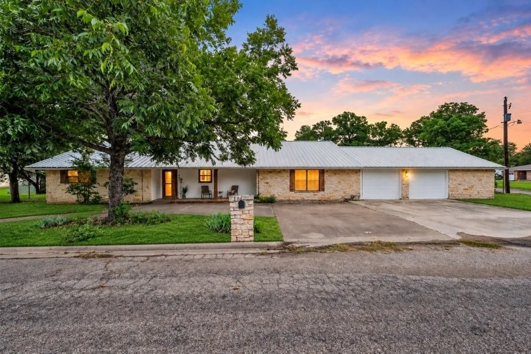 Single Family Residence For Sale in Bosque County , 401 N Avenue V, Clifton, Texas 76634, 3 Bedroom, 2 Bathroom, 2 Garage spaces, 1,878 Sqft, built in 1989, mls#21331304, Real Estate Agent in Clifton, Homes For Sale in Bosque county, Homes For Sale in Clifton, Realtor in Clifton Texas, Real Estate Brokerage Independent Realty Texas, Luminita Cordes Realtor