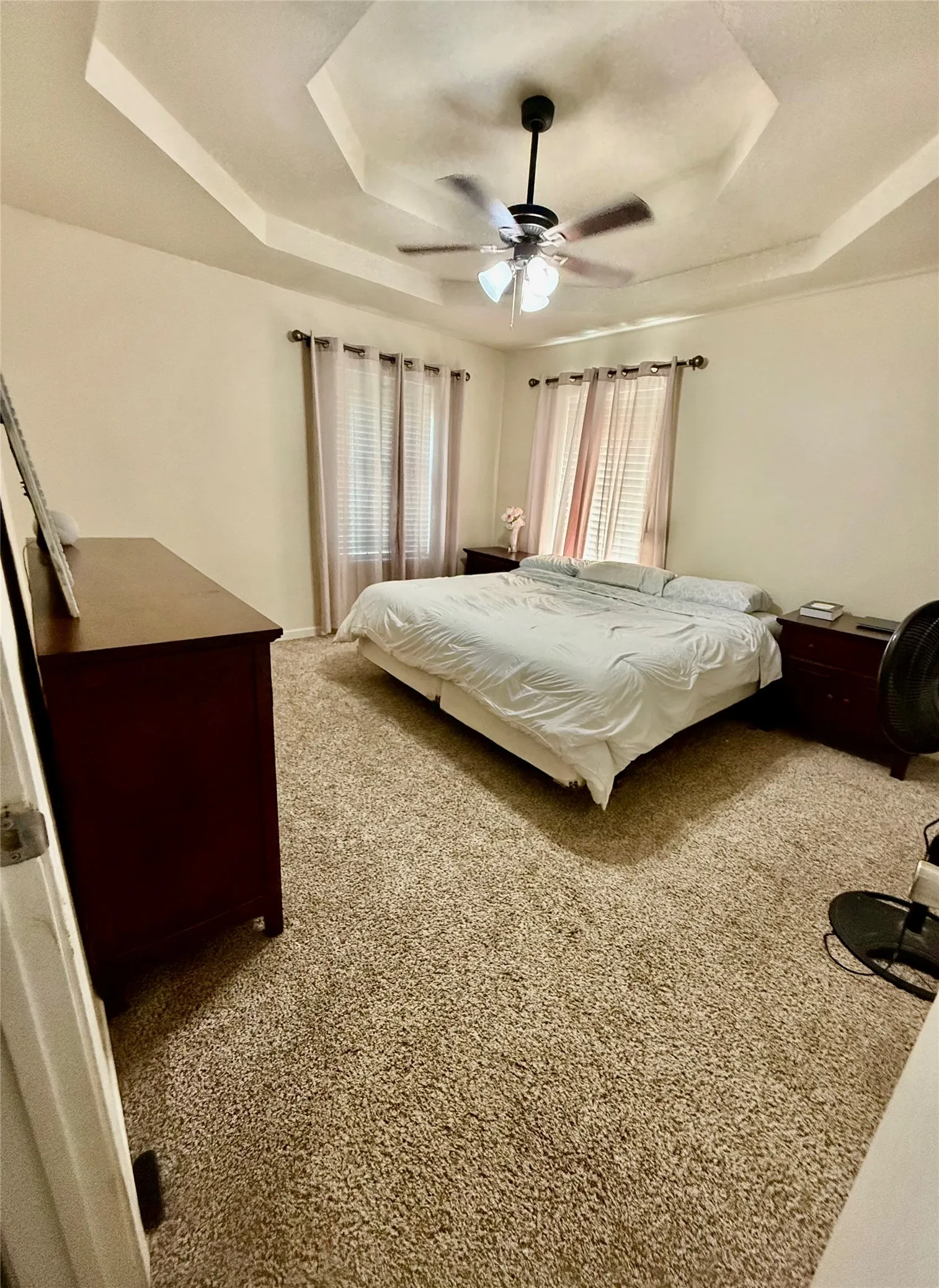 Recessed tray ceiling with a central ceiling fan