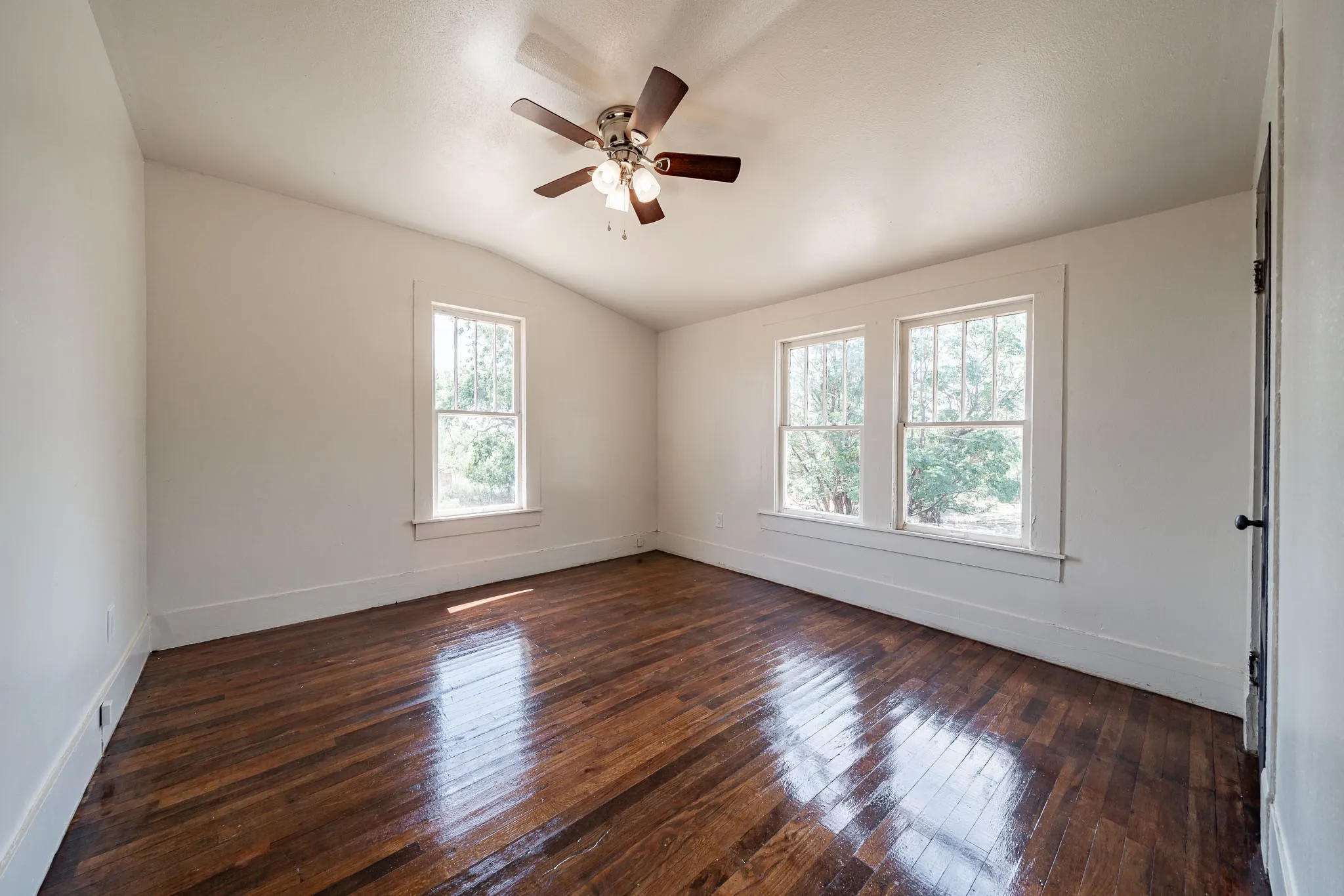 Single Family Residence For Sale in Jones County , 720 E Mcharg Street, Stamford, Texas 79553, 4 Bedroom, 2 Bathroom, Garage spaces, 2,024 Sqft, built in 1930, mls#21334134, Real Estate Agent in Stamford, Homes For Sale in Jones county, Homes For Sale in Stamford, Realtor in Stamford Texas, Real Estate Brokerage Independent Realty Texas, Luminita Cordes Realtor