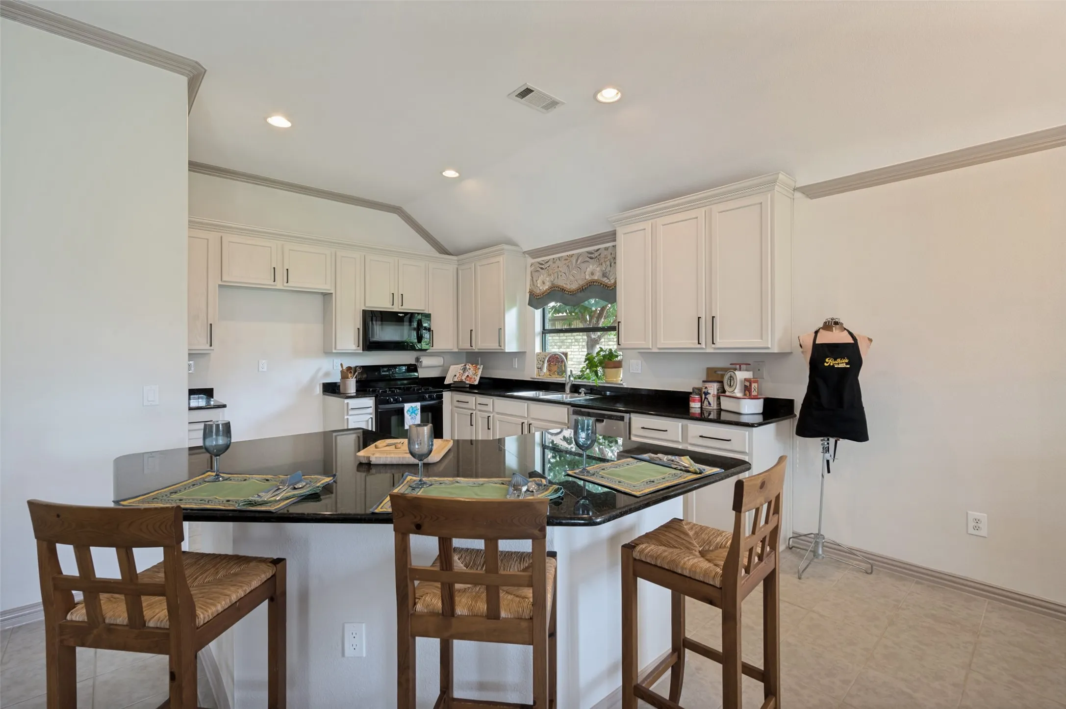 Cream colored walls with complimentary baseboards and crown molding.