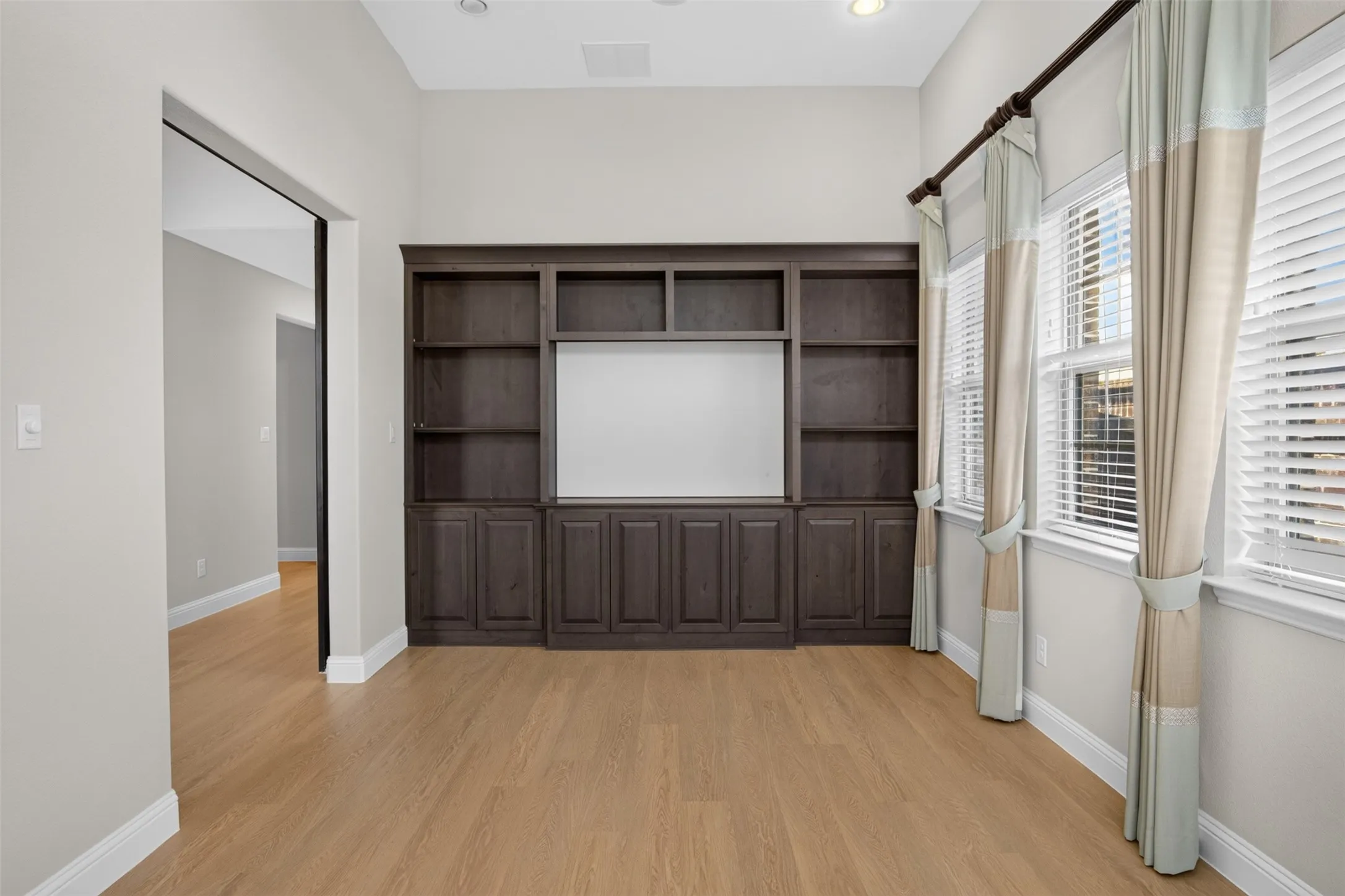 Single Family Residence For Sale in Collin County , 702 Callaway Drive, Allen, Texas 75013, 5 Bedroom, 4 Bathroom, 2 Garage spaces, 3,260 Sqft, built in 2016, mls#21327614, Real Estate Agent in Allen, Homes For Sale in Collin county, Homes For Sale in Allen, Realtor in Allen Texas, Real Estate Brokerage Independent Realty Texas, Luminita Cordes Realtor