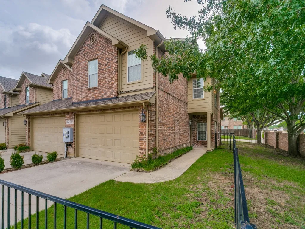 Townhouse For Sale in Denton County , 1947 Sherburne Street, Lewisville, Texas 75067, 3 Bedroom, 3 Bathroom, 2 Garage spaces, 1,830 Sqft, built in 2007, mls#21333795, Real Estate Agent in Lewisville, Homes For Sale in Denton county, Homes For Sale in Lewisville, Realtor in Lewisville Texas, Real Estate Brokerage Independent Realty Texas, Luminita Cordes Realtor