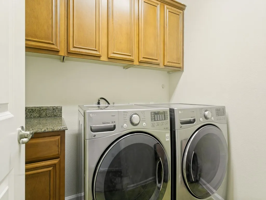 upstairs laundry room and washer and dryer can stay