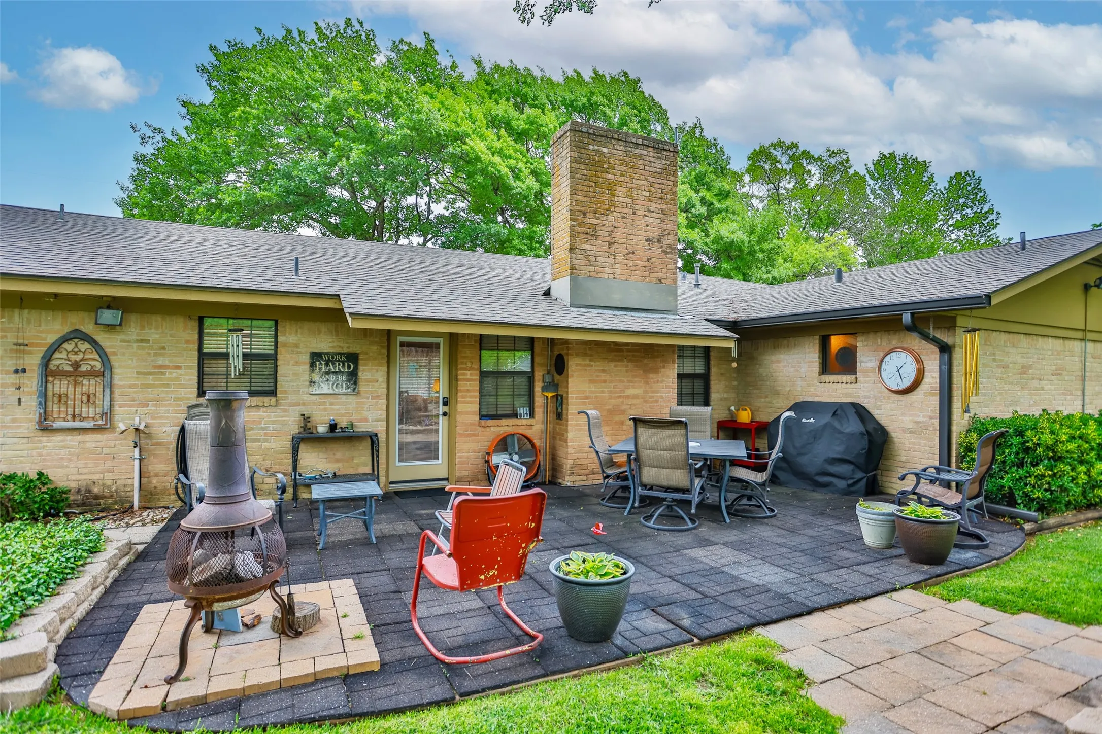 Single Family Residence For Sale in Cooke County , 415 Rosedale Drive, Gainesville, Texas 76240, 3 Bedroom, 2 Bathroom, 2 Garage spaces, 1,806 Sqft, built in 1970, mls#21334793, Real Estate Agent in Gainesville, Homes For Sale in Cooke county, Homes For Sale in Gainesville, Realtor in Gainesville Texas, Real Estate Brokerage Independent Realty Texas, Luminita Cordes Realtor