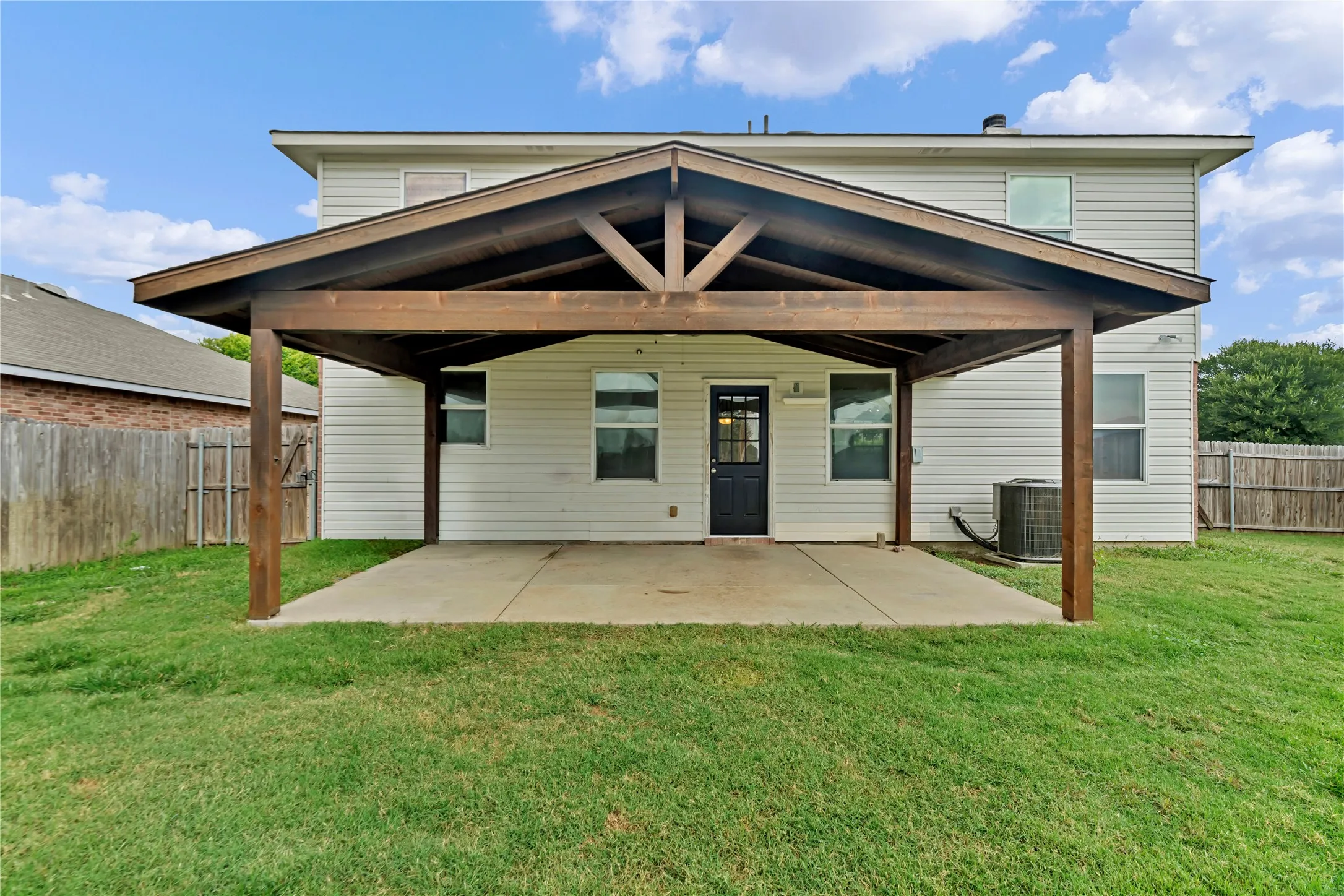 Single Family Residence For Sale in Johnson County , 1301 Erin Court, Burleson, Texas 76028, 3 Bedroom, 3 Bathroom, 2 Garage spaces, 2,214 Sqft, built in 2006, mls#21334214, Real Estate Agent in Burleson, Homes For Sale in Johnson county, Homes For Sale in Burleson, Realtor in Burleson Texas, Real Estate Brokerage Independent Realty Texas, Luminita Cordes Realtor