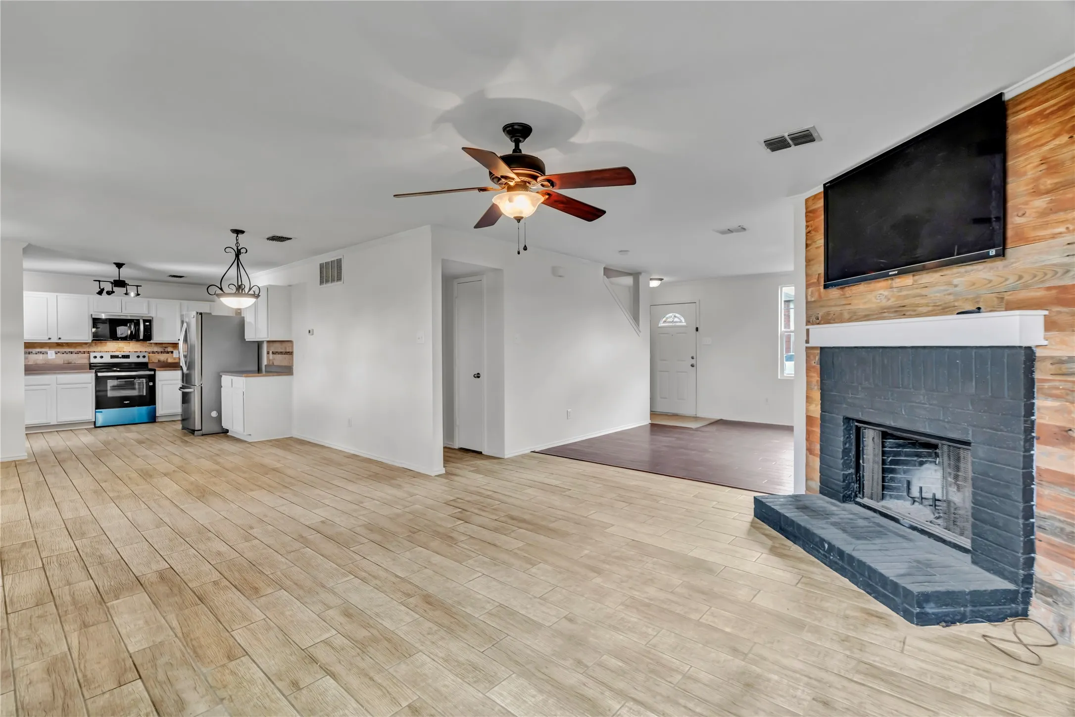 Single Family Residence For Sale in Johnson County , 1301 Erin Court, Burleson, Texas 76028, 3 Bedroom, 3 Bathroom, 2 Garage spaces, 2,214 Sqft, built in 2006, mls#21334214, Real Estate Agent in Burleson, Homes For Sale in Johnson county, Homes For Sale in Burleson, Realtor in Burleson Texas, Real Estate Brokerage Independent Realty Texas, Luminita Cordes Realtor