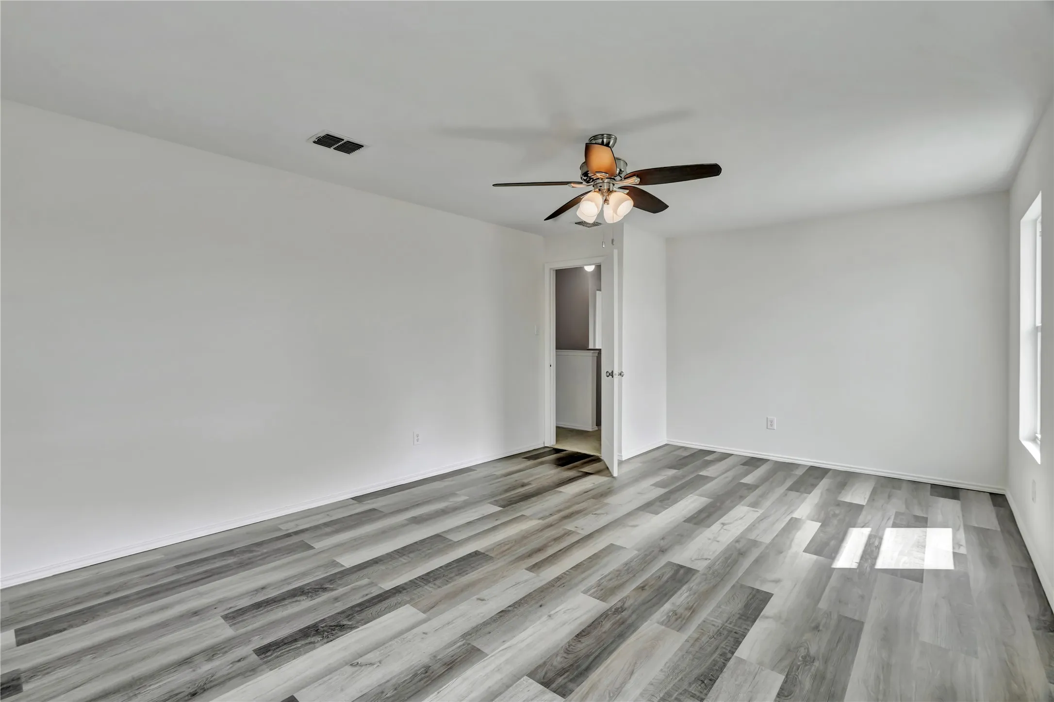 Single Family Residence For Sale in Johnson County , 1301 Erin Court, Burleson, Texas 76028, 3 Bedroom, 3 Bathroom, 2 Garage spaces, 2,214 Sqft, built in 2006, mls#21334214, Real Estate Agent in Burleson, Homes For Sale in Johnson county, Homes For Sale in Burleson, Realtor in Burleson Texas, Real Estate Brokerage Independent Realty Texas, Luminita Cordes Realtor