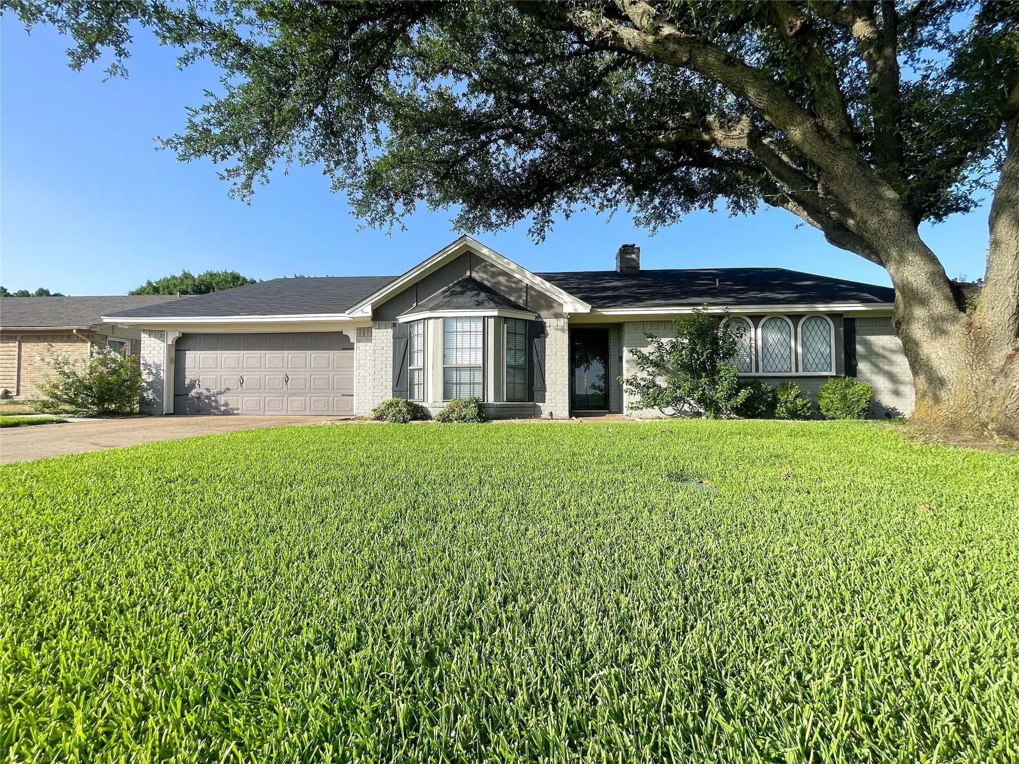 Single Family Residence For Sale in Tarrant County , 112 Overcrest Drive, Benbrook, Texas 76126, 3 Bedroom, 2 Bathroom, 2 Garage spaces, 2,040 Sqft, built in 1979, mls#21333228, Real Estate Agent in Benbrook, Homes For Sale in Tarrant county, Homes For Sale in Benbrook, Realtor in Benbrook Texas, Real Estate Brokerage Independent Realty Texas, Luminita Cordes Realtor