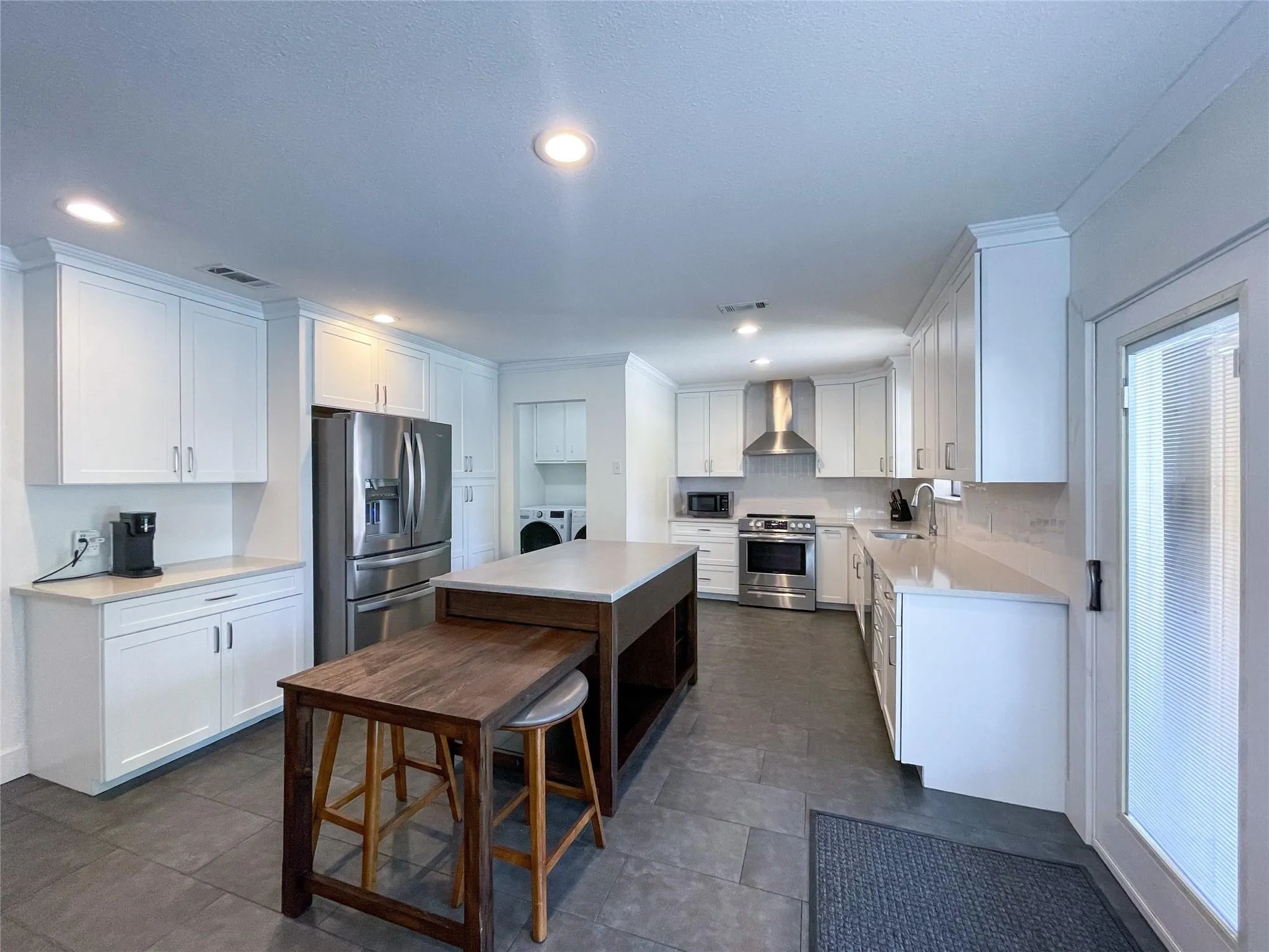 Single Family Residence For Sale in Tarrant County , 112 Overcrest Drive, Benbrook, Texas 76126, 3 Bedroom, 2 Bathroom, 2 Garage spaces, 2,040 Sqft, built in 1979, mls#21333228, Real Estate Agent in Benbrook, Homes For Sale in Tarrant county, Homes For Sale in Benbrook, Realtor in Benbrook Texas, Real Estate Brokerage Independent Realty Texas, Luminita Cordes Realtor