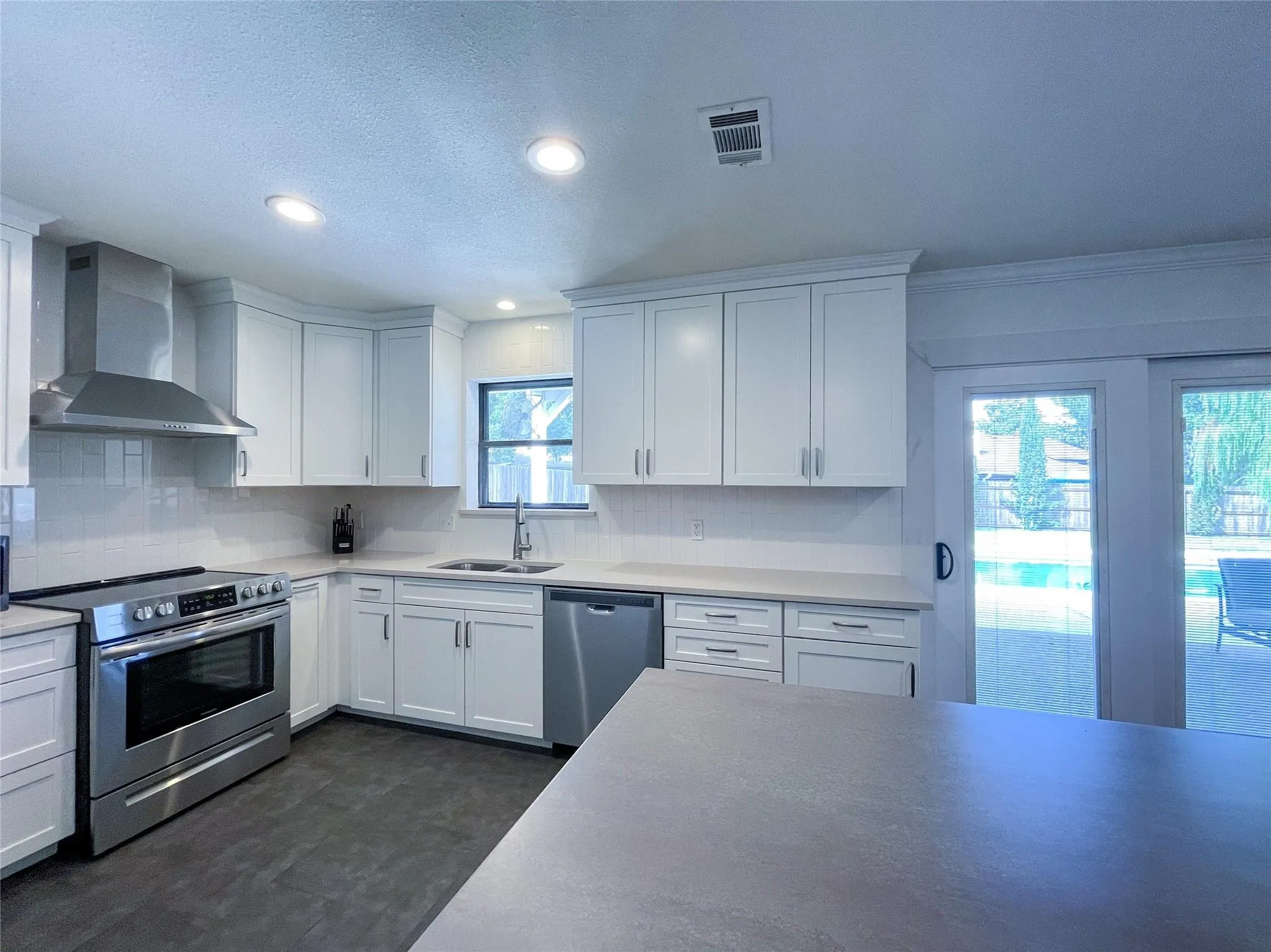 Single Family Residence For Sale in Tarrant County , 112 Overcrest Drive, Benbrook, Texas 76126, 3 Bedroom, 2 Bathroom, 2 Garage spaces, 2,040 Sqft, built in 1979, mls#21333228, Real Estate Agent in Benbrook, Homes For Sale in Tarrant county, Homes For Sale in Benbrook, Realtor in Benbrook Texas, Real Estate Brokerage Independent Realty Texas, Luminita Cordes Realtor