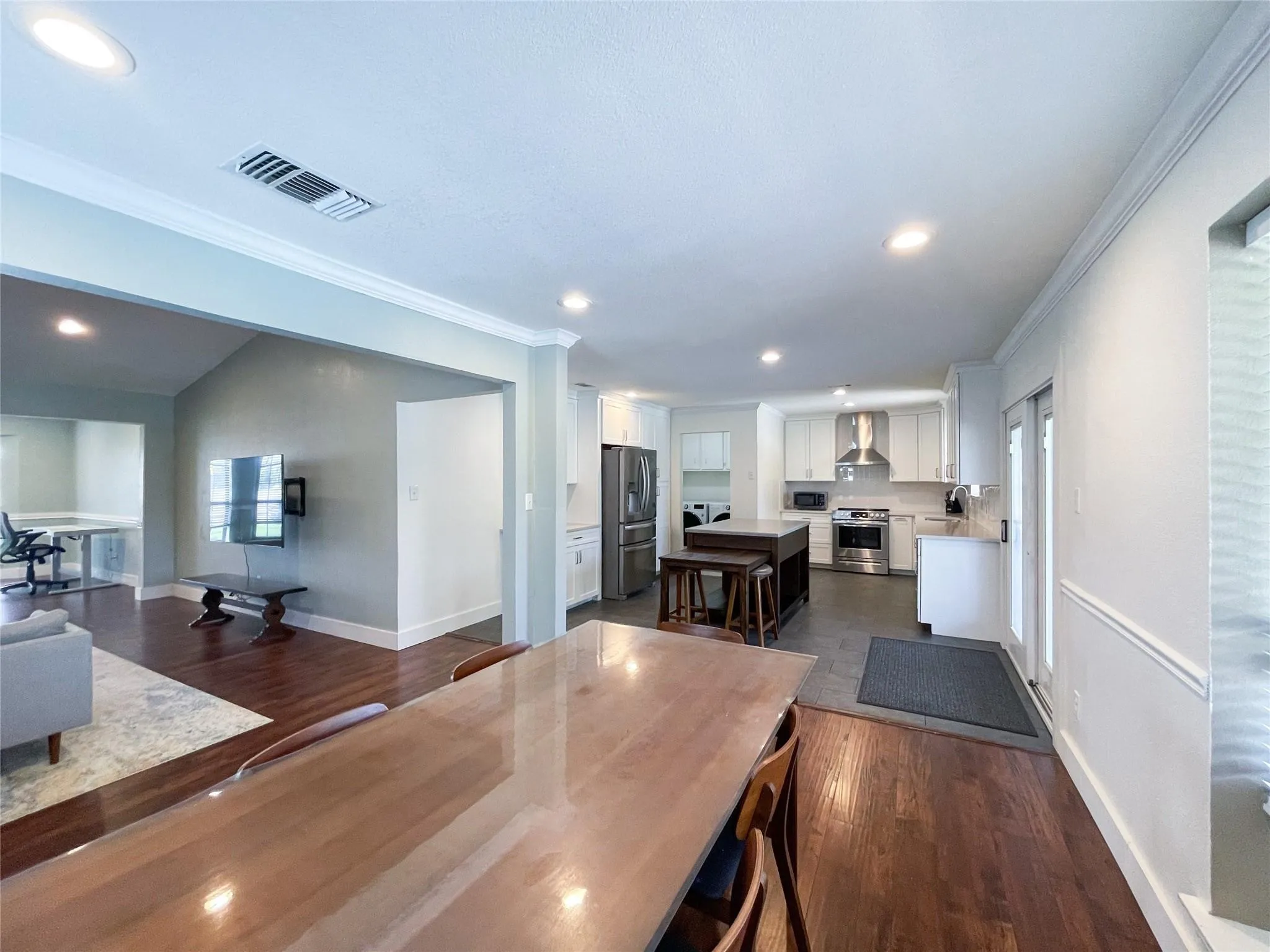 Single Family Residence For Sale in Tarrant County , 112 Overcrest Drive, Benbrook, Texas 76126, 3 Bedroom, 2 Bathroom, 2 Garage spaces, 2,040 Sqft, built in 1979, mls#21333228, Real Estate Agent in Benbrook, Homes For Sale in Tarrant county, Homes For Sale in Benbrook, Realtor in Benbrook Texas, Real Estate Brokerage Independent Realty Texas, Luminita Cordes Realtor