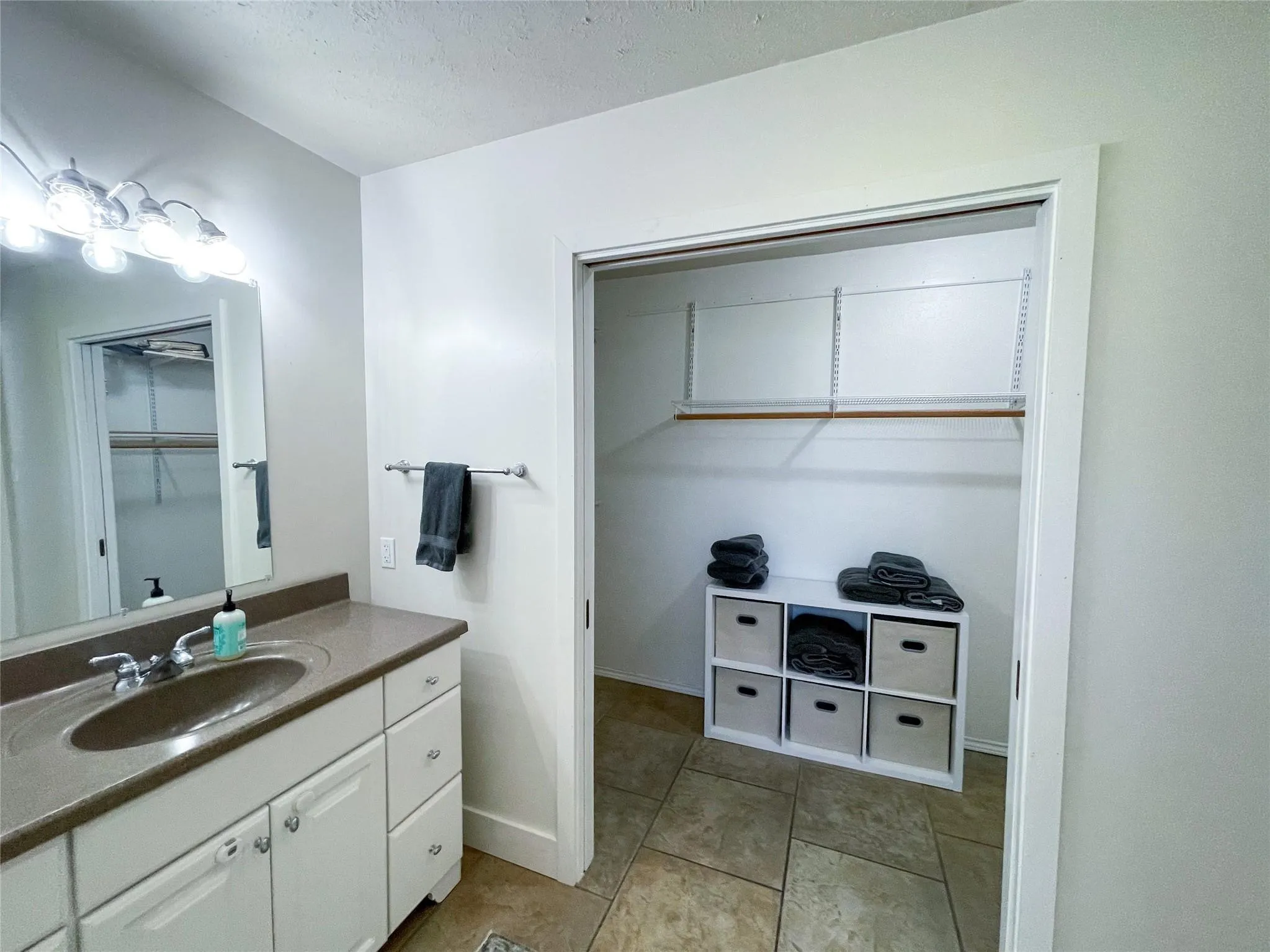 Single Family Residence For Sale in Tarrant County , 112 Overcrest Drive, Benbrook, Texas 76126, 3 Bedroom, 2 Bathroom, 2 Garage spaces, 2,040 Sqft, built in 1979, mls#21333228, Real Estate Agent in Benbrook, Homes For Sale in Tarrant county, Homes For Sale in Benbrook, Realtor in Benbrook Texas, Real Estate Brokerage Independent Realty Texas, Luminita Cordes Realtor