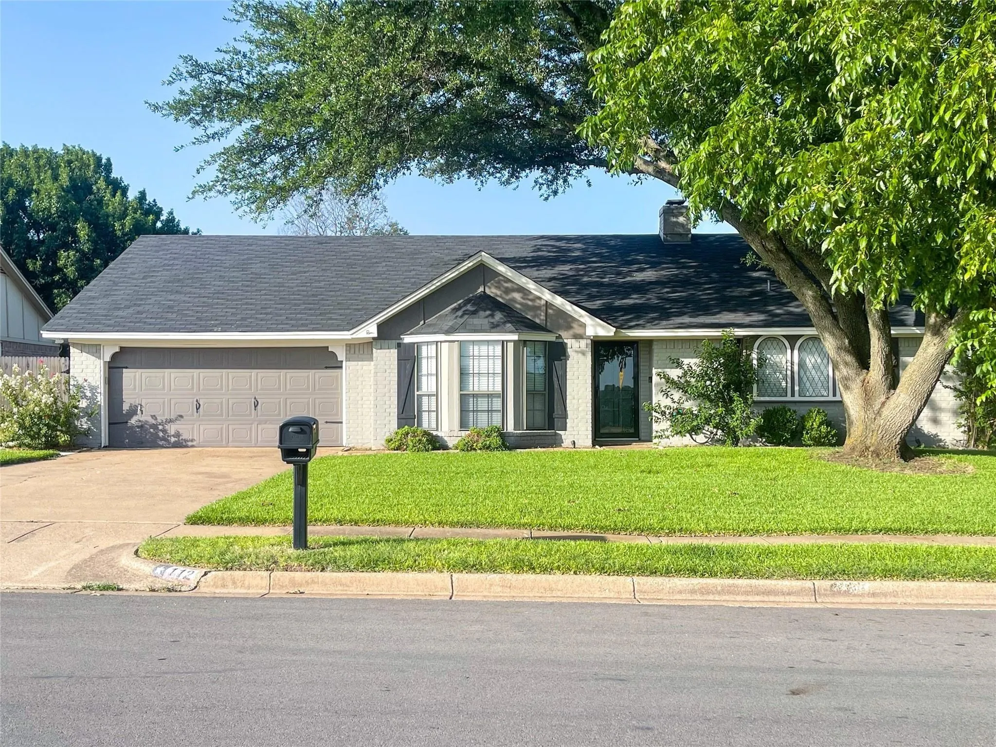Single Family Residence For Sale in Tarrant County , 112 Overcrest Drive, Benbrook, Texas 76126, 3 Bedroom, 2 Bathroom, 2 Garage spaces, 2,040 Sqft, built in 1979, mls#21333228, Real Estate Agent in Benbrook, Homes For Sale in Tarrant county, Homes For Sale in Benbrook, Realtor in Benbrook Texas, Real Estate Brokerage Independent Realty Texas, Luminita Cordes Realtor