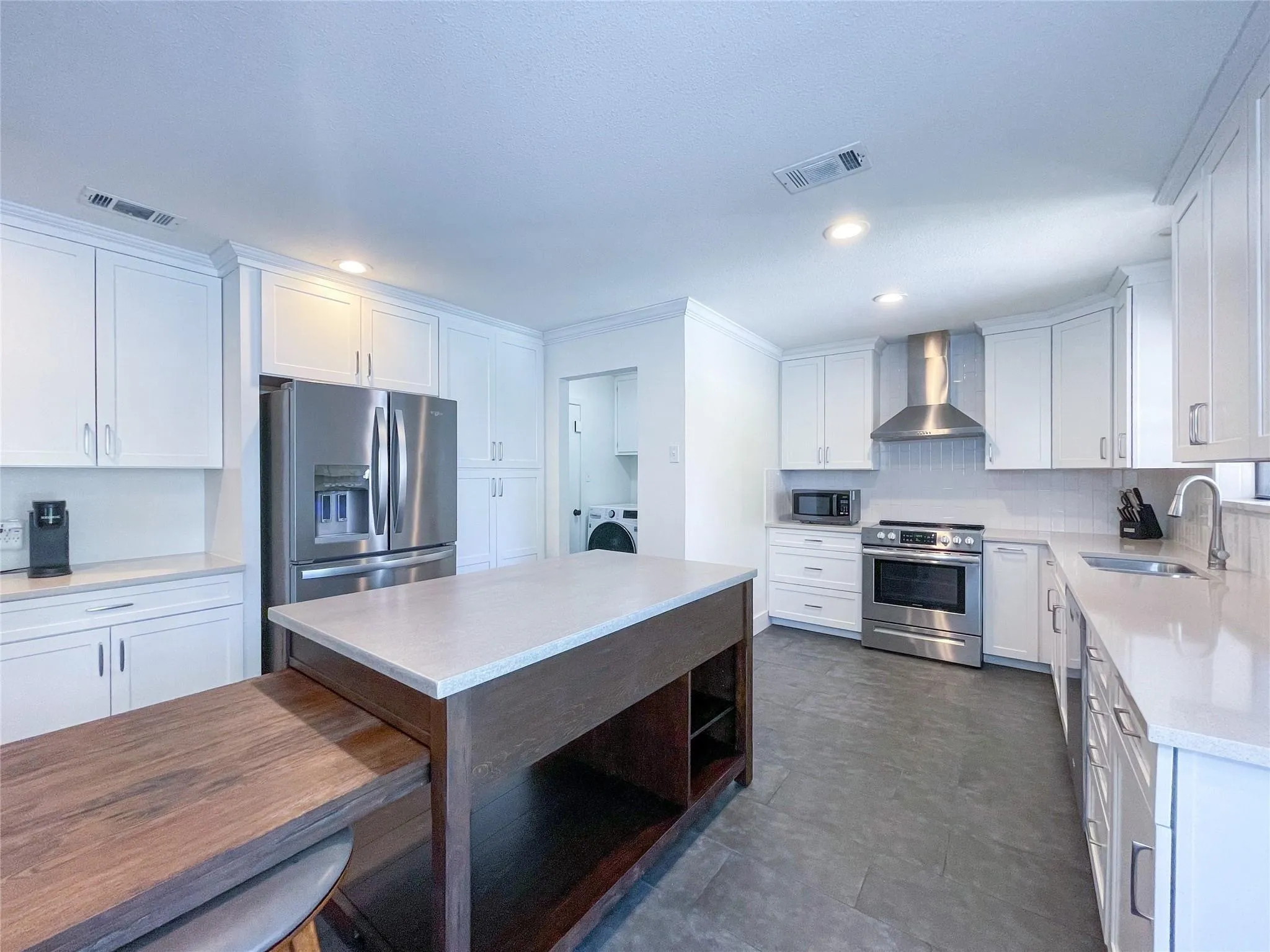 Single Family Residence For Sale in Tarrant County , 112 Overcrest Drive, Benbrook, Texas 76126, 3 Bedroom, 2 Bathroom, 2 Garage spaces, 2,040 Sqft, built in 1979, mls#21333228, Real Estate Agent in Benbrook, Homes For Sale in Tarrant county, Homes For Sale in Benbrook, Realtor in Benbrook Texas, Real Estate Brokerage Independent Realty Texas, Luminita Cordes Realtor