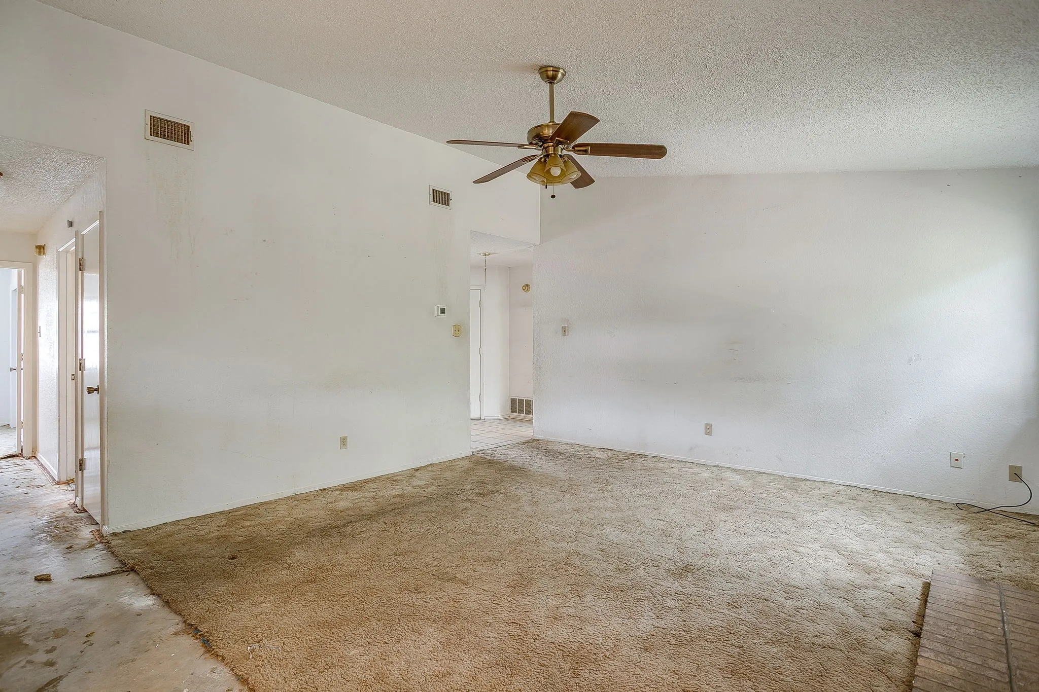 Single Family Residence For Sale in Tarrant County , 5745 Springtide Drive, Fort Worth, Texas 76135, 3 Bedroom, 2 Bathroom, 2 Garage spaces, 1,630 Sqft, built in 1983, mls#21332624, Real Estate Agent in Fort Worth, Homes For Sale in Tarrant county, Homes For Sale in Fort Worth, Realtor in Fort Worth Texas, Real Estate Brokerage Independent Realty Texas, Luminita Cordes Realtor