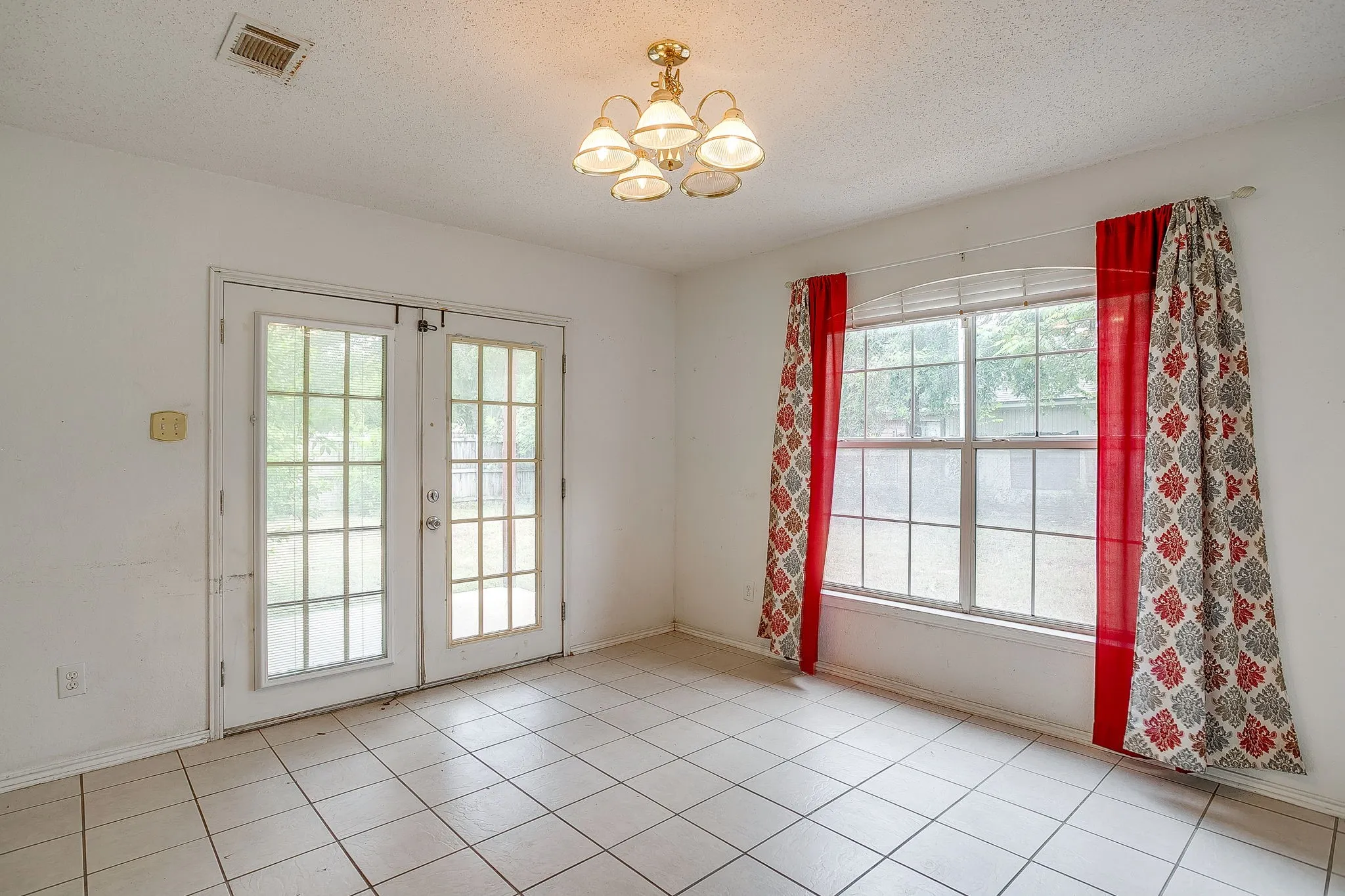 Single Family Residence For Sale in Tarrant County , 5745 Springtide Drive, Fort Worth, Texas 76135, 3 Bedroom, 2 Bathroom, 2 Garage spaces, 1,630 Sqft, built in 1983, mls#21332624, Real Estate Agent in Fort Worth, Homes For Sale in Tarrant county, Homes For Sale in Fort Worth, Realtor in Fort Worth Texas, Real Estate Brokerage Independent Realty Texas, Luminita Cordes Realtor