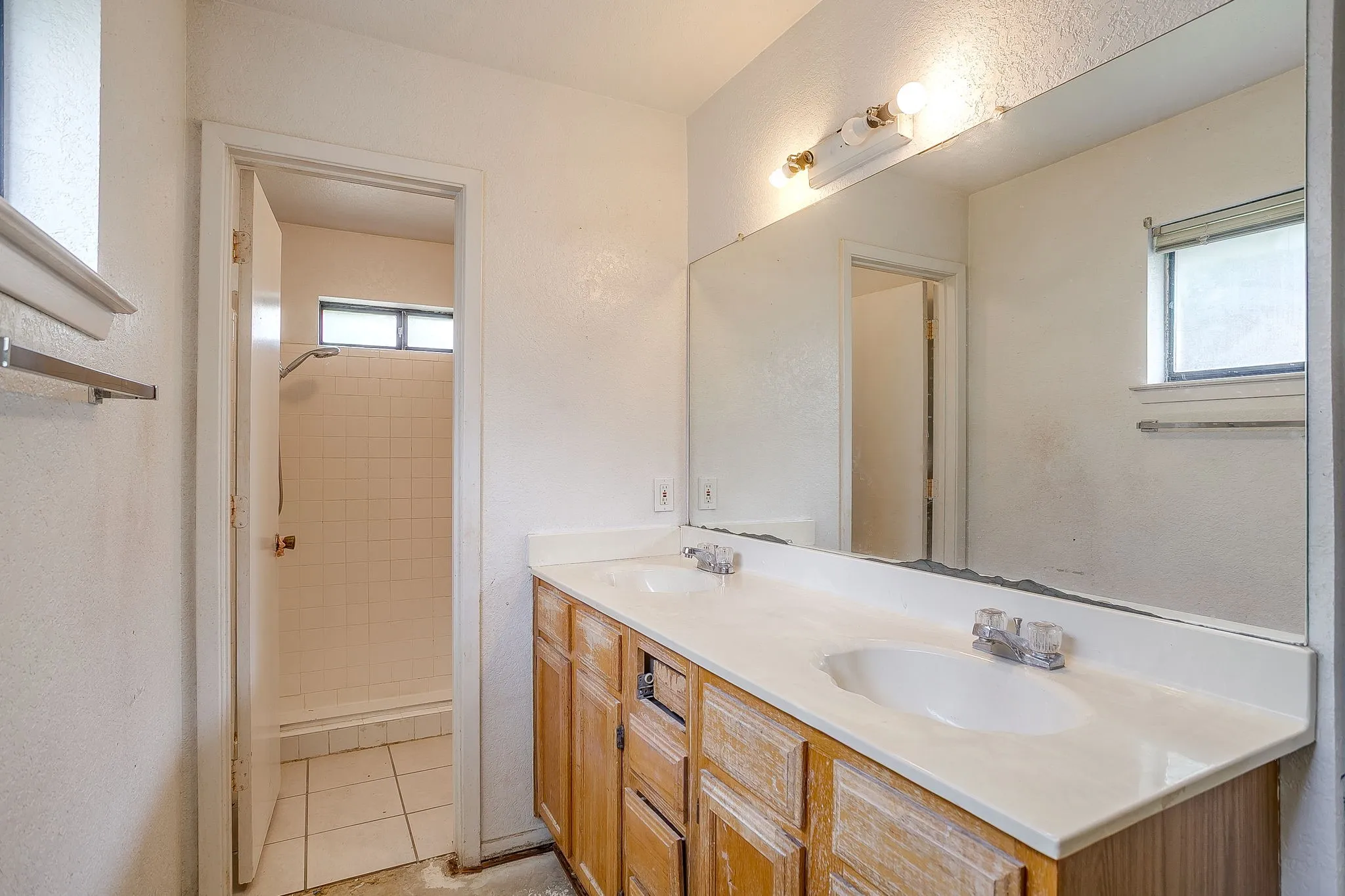 Primary en-suite bathroom