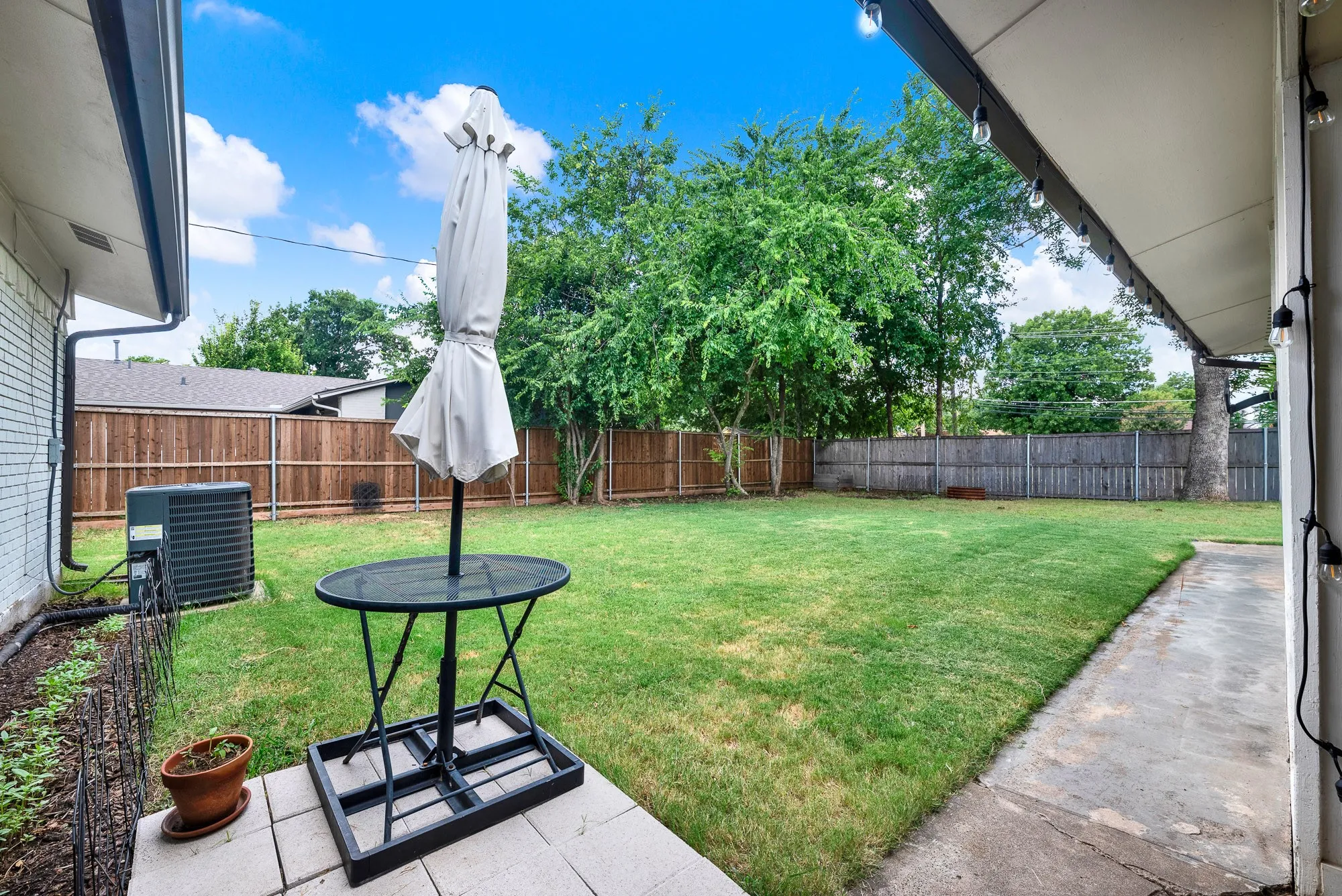 Large L-shaped backyard; plenty of room to add pool or outdoor kitchen, or both