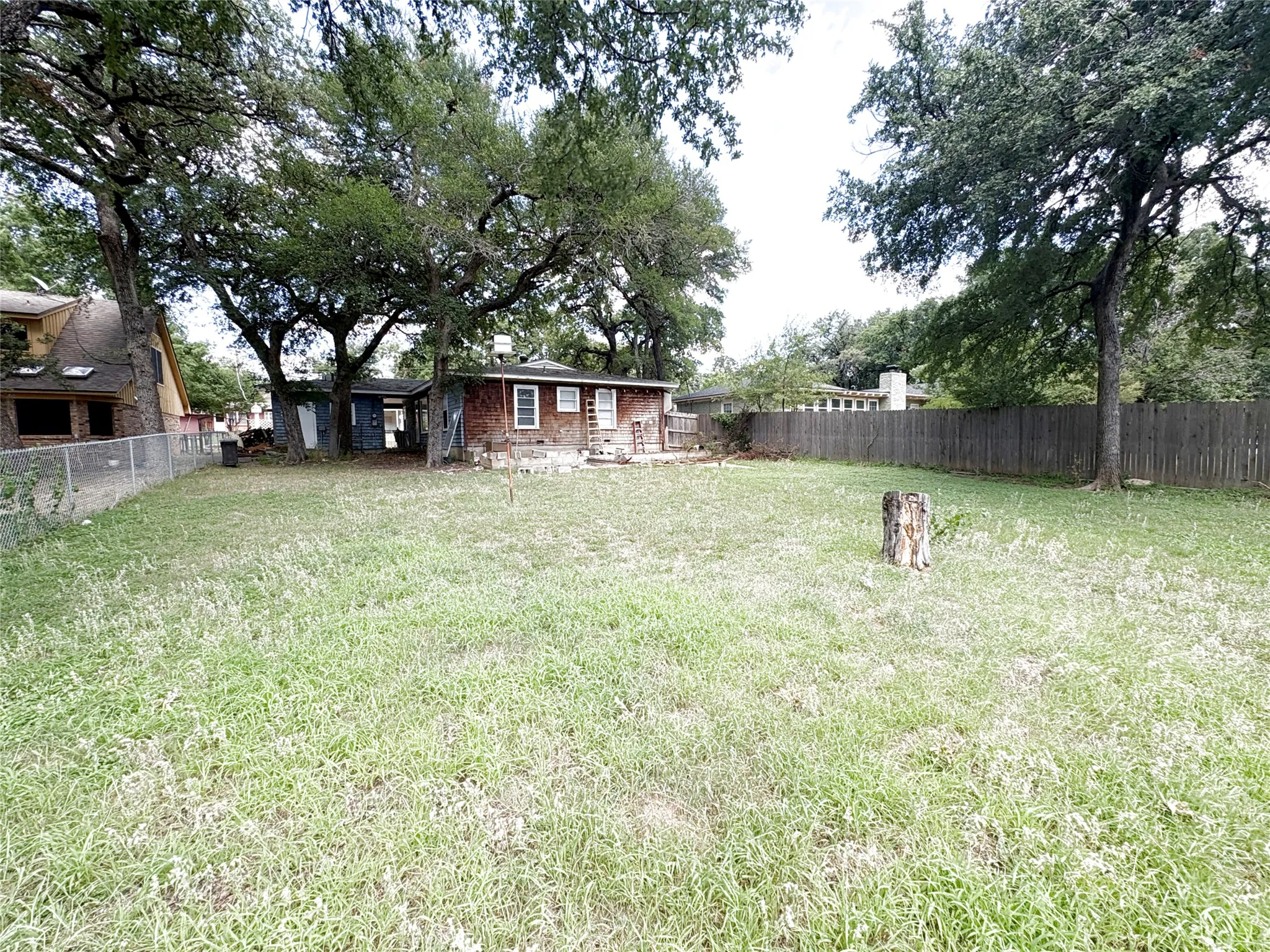 Single Family Residence For Rent in Tarrant County , 1824 Provine Street, Fort Worth, Texas 76103, 3 Bedroom, 2 Bathroom, Garage spaces, 1,380 Sqft, built in 1955, mls#21333938, Real Estate Agent in Fort Worth, Homes For Rent in Tarrant county, Homes For Rent in Fort Worth, Realtor in Fort Worth Texas, Real Estate Brokerage Independent Realty Texas, Luminita Cordes Realtor