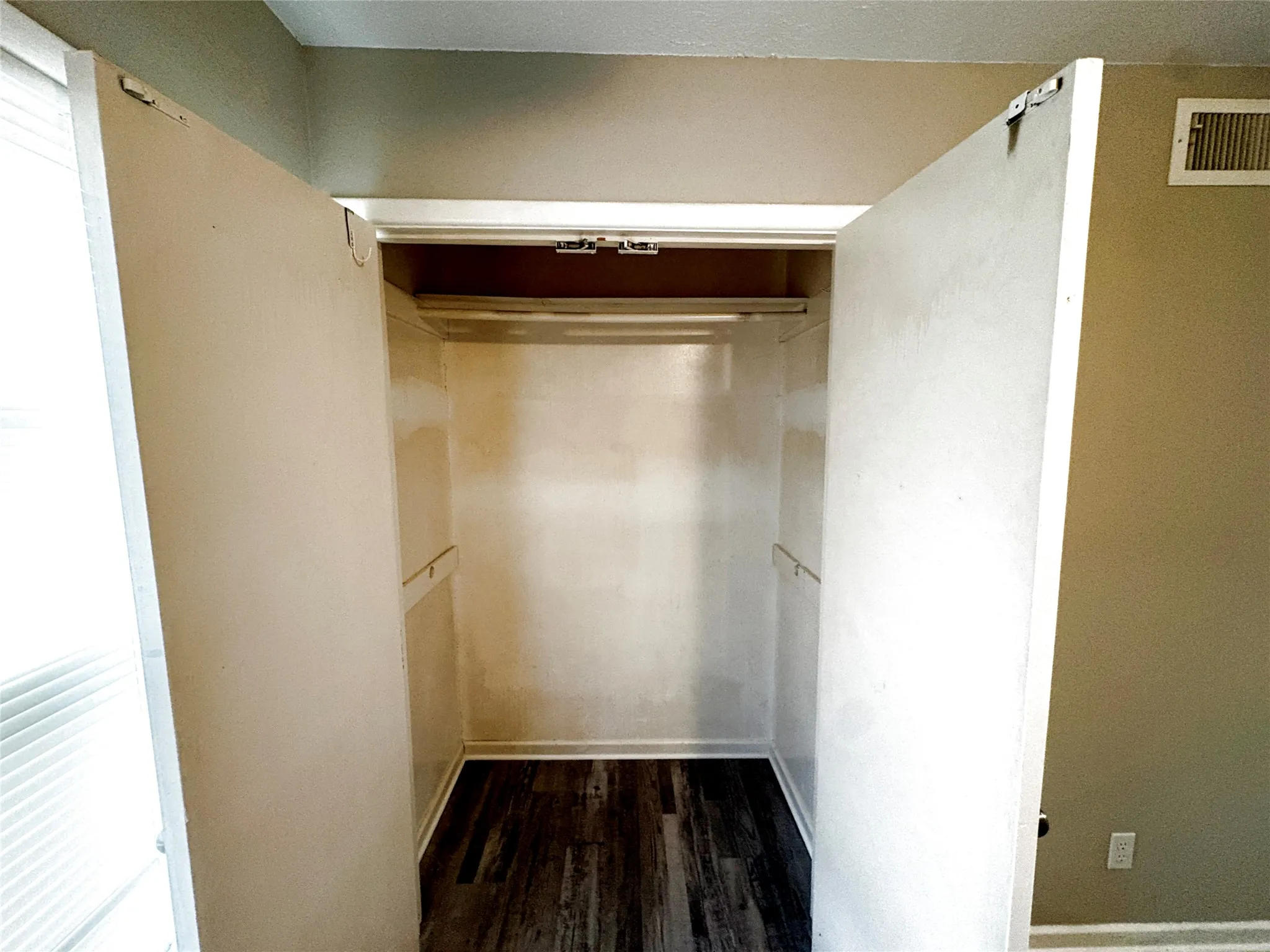 Single Family Residence For Rent in Tarrant County , 1824 Provine Street, Fort Worth, Texas 76103, 3 Bedroom, 2 Bathroom, Garage spaces, 1,380 Sqft, built in 1955, mls#21333938, Real Estate Agent in Fort Worth, Homes For Rent in Tarrant county, Homes For Rent in Fort Worth, Realtor in Fort Worth Texas, Real Estate Brokerage Independent Realty Texas, Luminita Cordes Realtor
