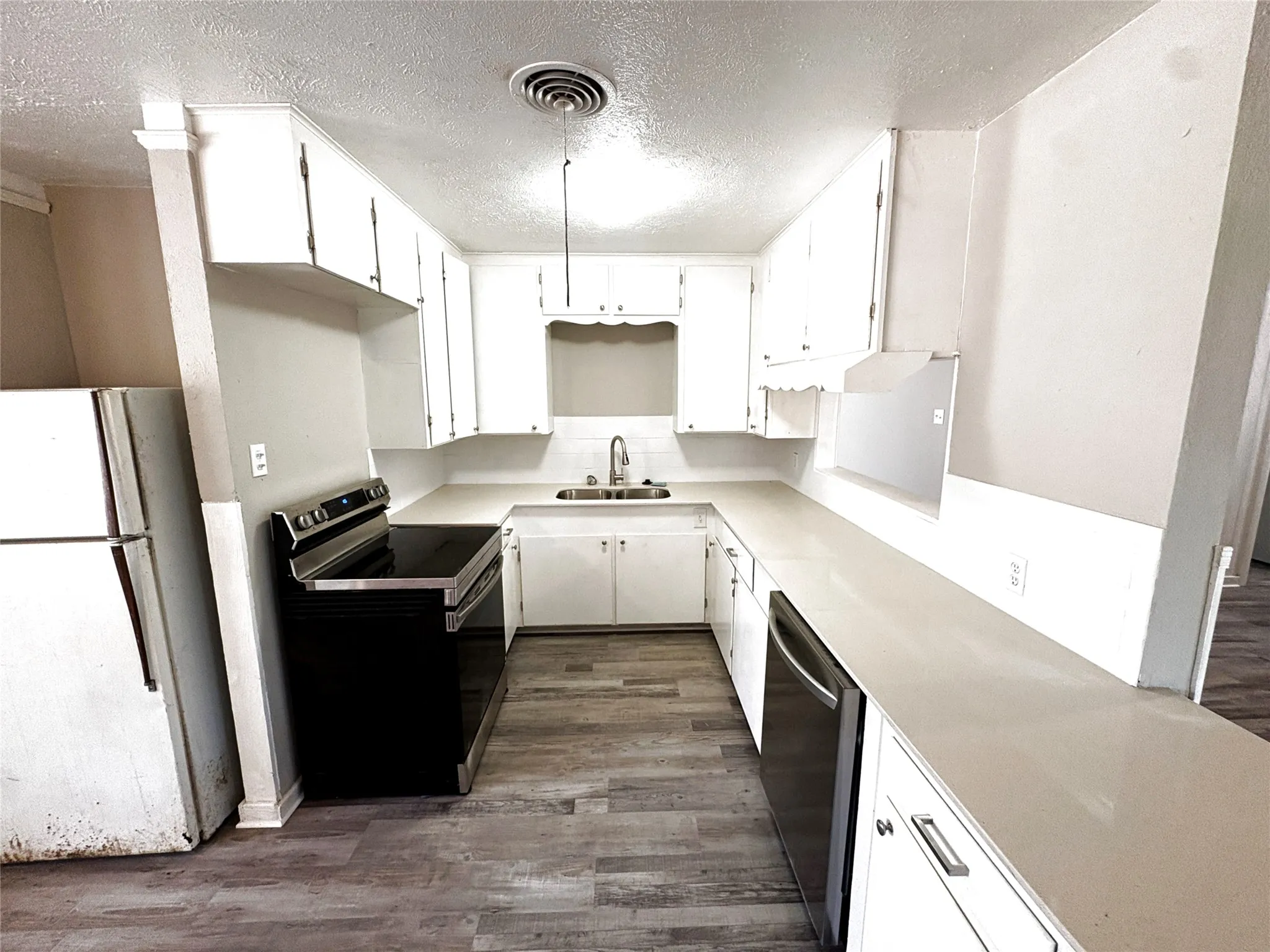 Single Family Residence For Rent in Tarrant County , 1824 Provine Street, Fort Worth, Texas 76103, 3 Bedroom, 2 Bathroom, Garage spaces, 1,380 Sqft, built in 1955, mls#21333938, Real Estate Agent in Fort Worth, Homes For Rent in Tarrant county, Homes For Rent in Fort Worth, Realtor in Fort Worth Texas, Real Estate Brokerage Independent Realty Texas, Luminita Cordes Realtor