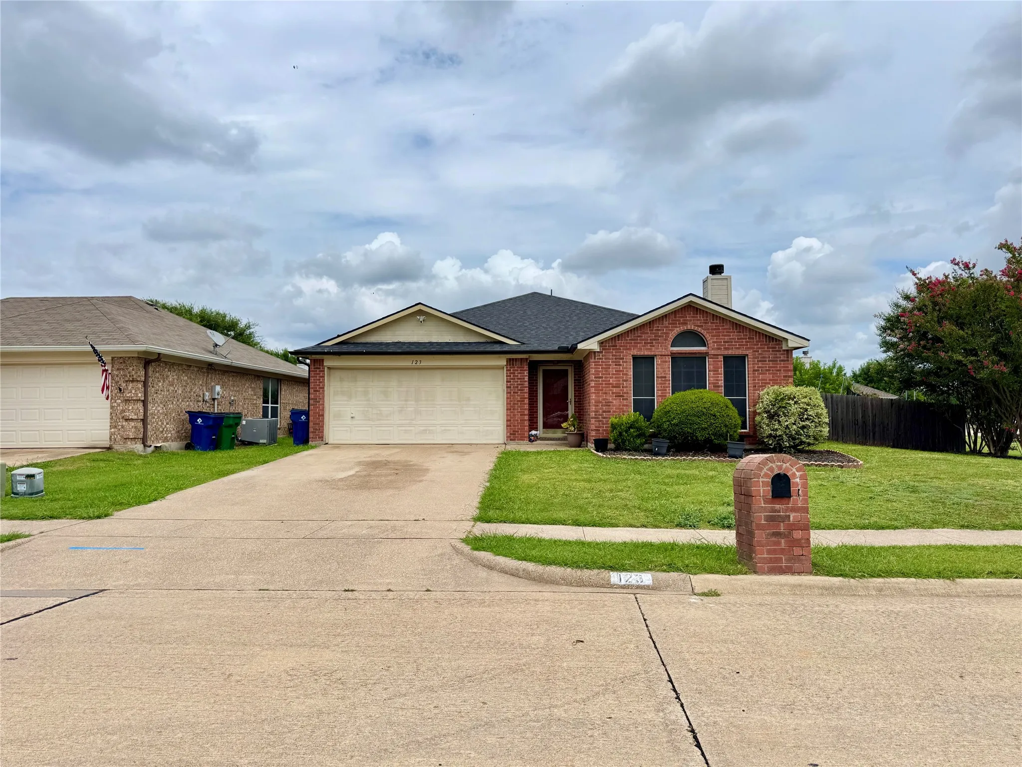 Single Family Residence For Sale in Ellis County , 123 Breanna Way, Waxahachie, Texas 75165, 3 Bedrooms, 2 Bathrooms, 2 Garage spaces, 1,584 Sqft, built in 2003, Price $315,000, mls#21334577, Real Estate Agent in Waxahachie, Homes For Sale in Ellis county, Homes For Sale in Waxahachie, Realtor in Waxahachie Texas, Real Estate Brokerage Independent Realty Texas, Luminita Cordes Realtor