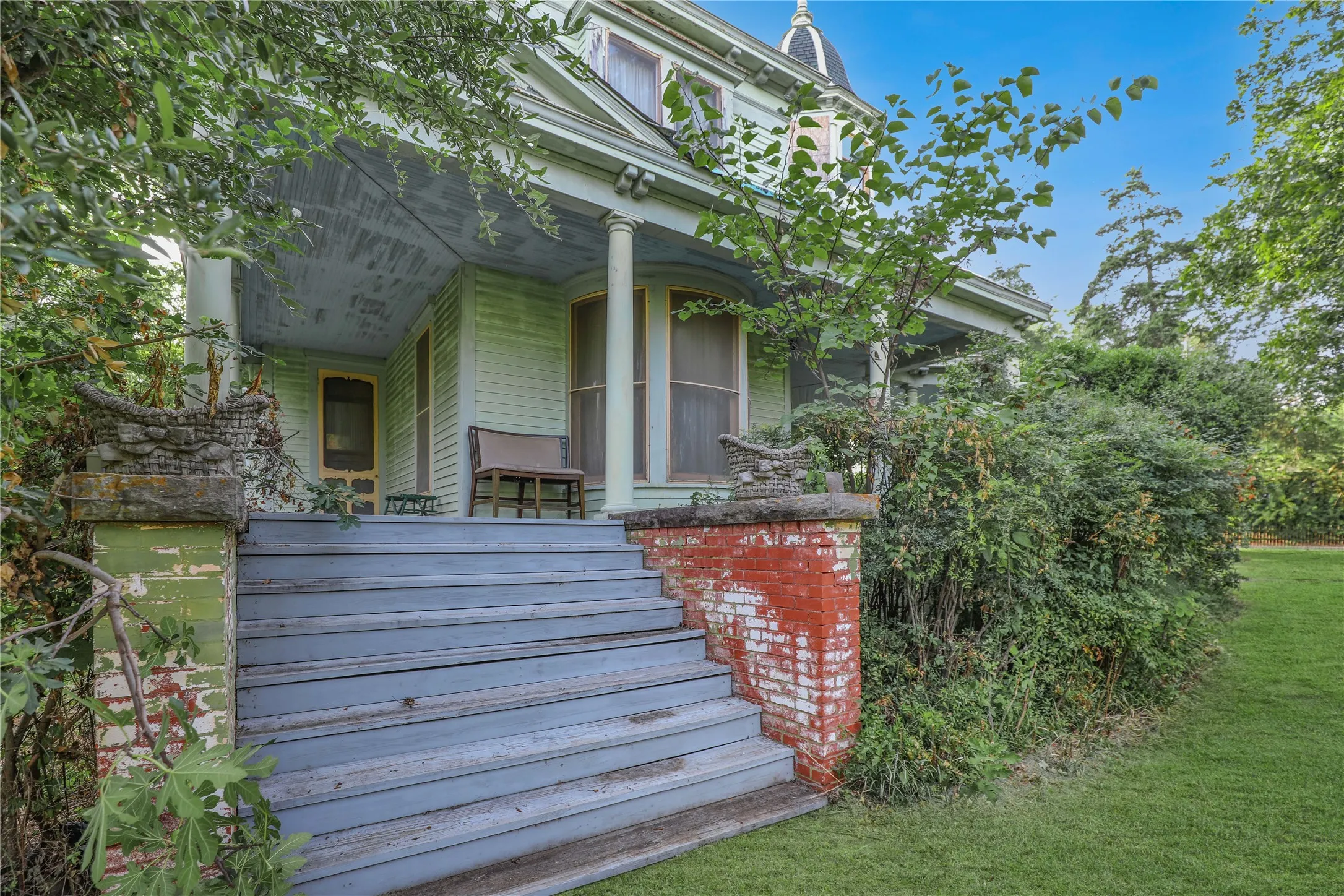 Single Family Residence For Sale in Collin County , 903 Parker Street, Mc Kinney, Texas 75069, 6 Bedroom, 2 Bathroom, Garage spaces, 3,915 Sqft, built in 1902, mls#21322856, Real Estate Agent in Mc Kinney, Homes For Sale in Collin county, Homes For Sale in Mc Kinney, Realtor in Mc Kinney Texas, Real Estate Brokerage Independent Realty Texas, Luminita Cordes Realtor