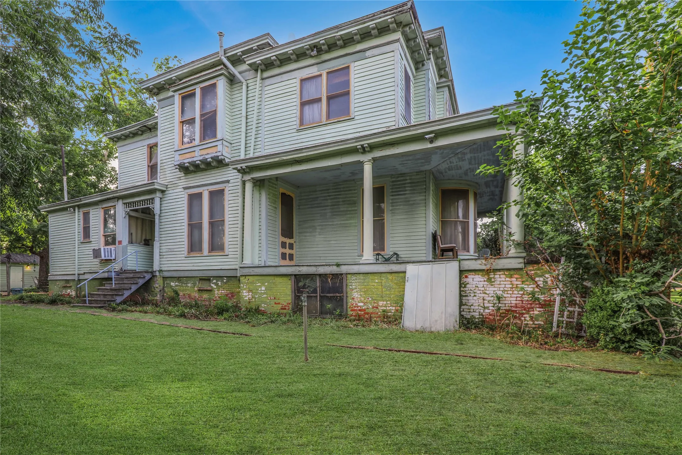 Single Family Residence For Sale in Collin County , 903 Parker Street, Mc Kinney, Texas 75069, 6 Bedroom, 2 Bathroom, Garage spaces, 3,915 Sqft, built in 1902, mls#21322856, Real Estate Agent in Mc Kinney, Homes For Sale in Collin county, Homes For Sale in Mc Kinney, Realtor in Mc Kinney Texas, Real Estate Brokerage Independent Realty Texas, Luminita Cordes Realtor