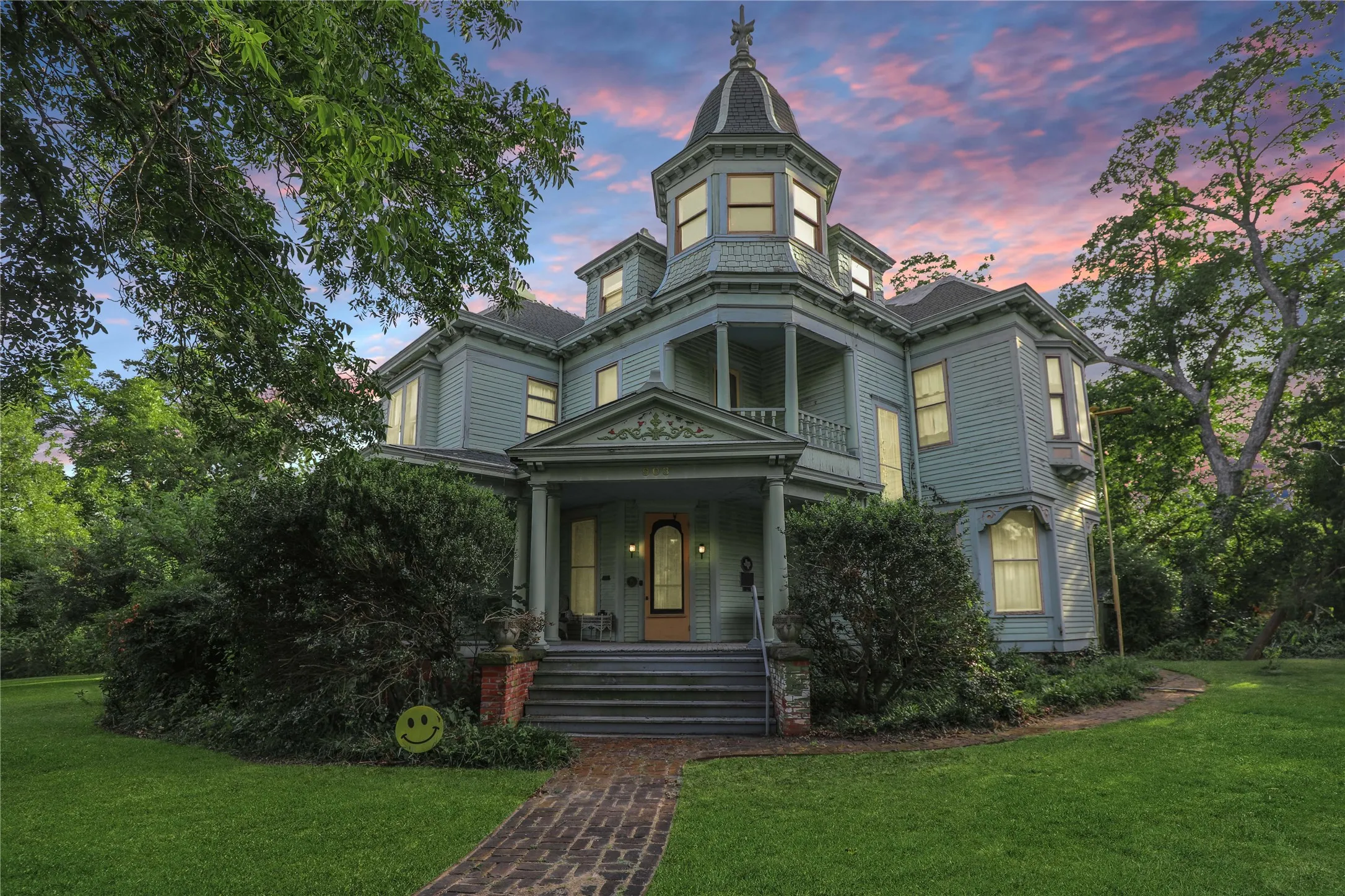 Single Family Residence For Sale in Collin County , 903 Parker Street, Mc Kinney, Texas 75069, 6 Bedroom, 2 Bathroom, Garage spaces, 3,915 Sqft, built in 1902, mls#21322856, Real Estate Agent in Mc Kinney, Homes For Sale in Collin county, Homes For Sale in Mc Kinney, Realtor in Mc Kinney Texas, Real Estate Brokerage Independent Realty Texas, Luminita Cordes Realtor