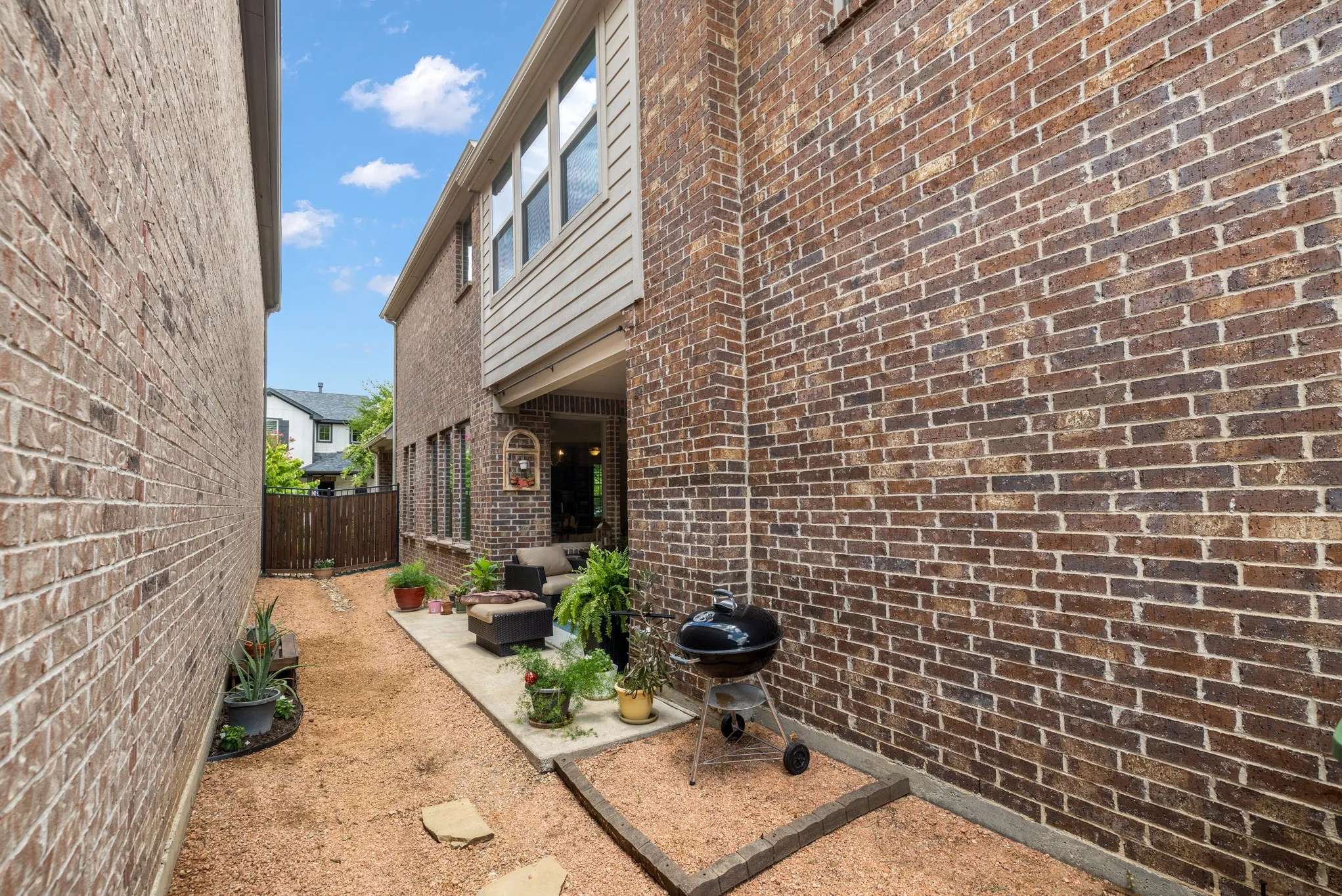 Single Family Residence For Sale in Tarrant County , 1207 Harris Hawk Way, Arlington, Texas 76005, 3 Bedroom, 3 Bathroom, 2 Garage spaces, 2,336 Sqft, built in 2015, mls#21333852, Real Estate Agent in Arlington, Homes For Sale in Tarrant county, Homes For Sale in Arlington, Realtor in Arlington Texas, Real Estate Brokerage Independent Realty Texas, Luminita Cordes Realtor