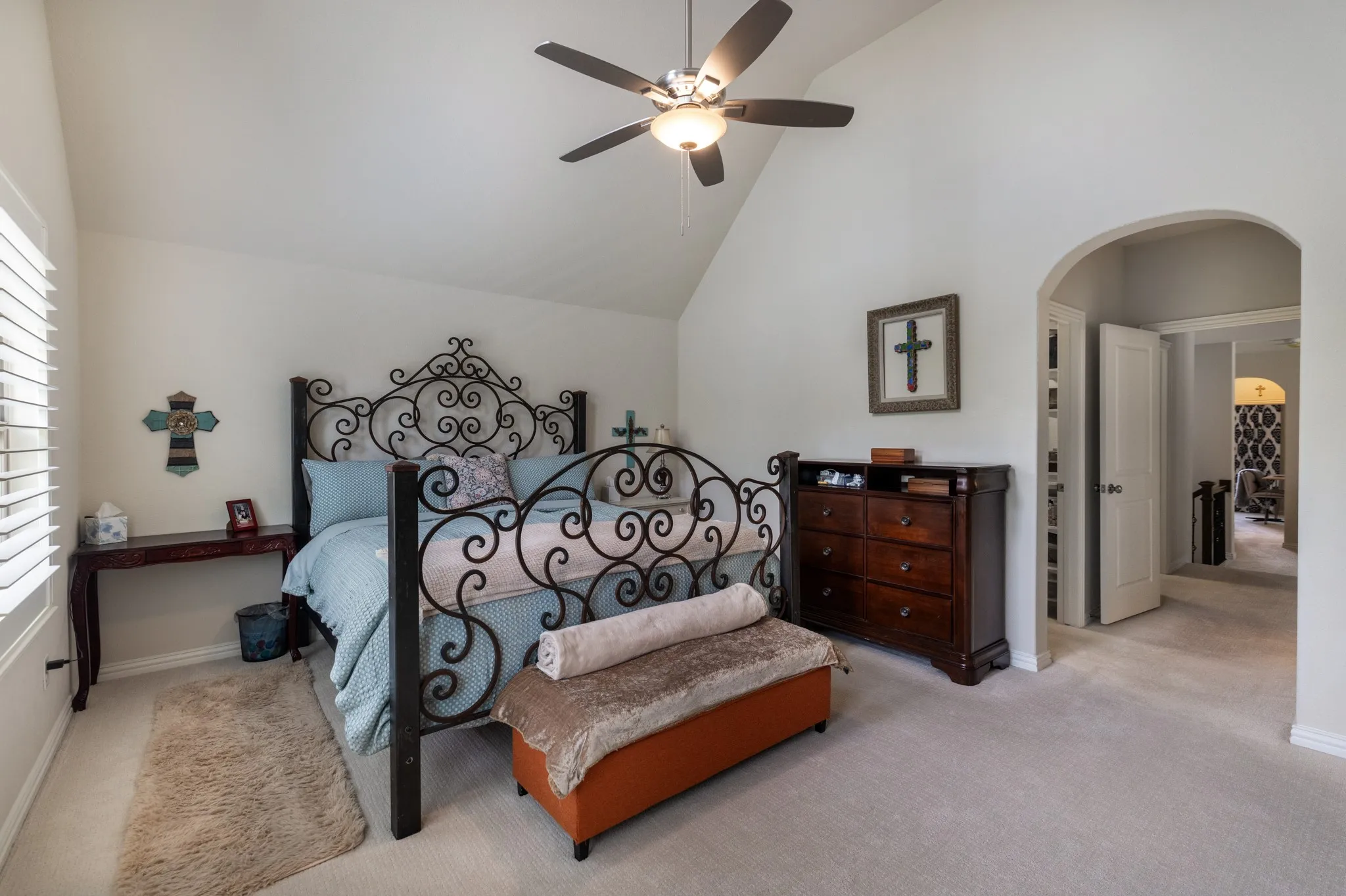 Vaulted ceiling with a ceiling fan and light fixture