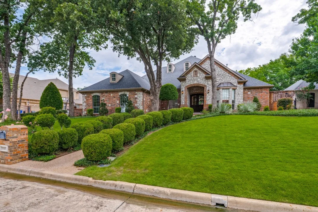 Single Family Residence For Sale in Tarrant County , 8 Hidden Lake Court, Mansfield, Texas 76063, 4 Bedroom, 4 Bathroom, 3 Garage spaces, 4,476 Sqft, built in 1999, mls#21330821, Real Estate Agent in Mansfield, Homes For Sale in Tarrant county, Homes For Sale in Mansfield, Realtor in Mansfield Texas, Real Estate Brokerage Independent Realty Texas, Luminita Cordes Realtor