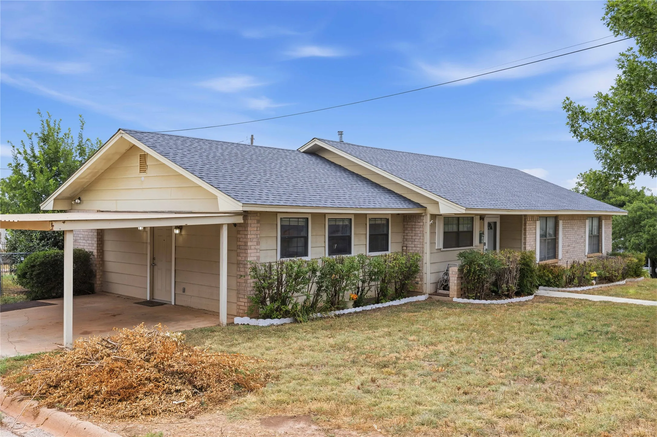 Single Family Residence For Sale in Coleman County , 908 W 2nd Street, Coleman, Texas 76834, 3 Bedroom, 2 Bathroom, Garage spaces, 1,835 Sqft, built in 1970, mls#21332595, Real Estate Agent in Coleman, Homes For Sale in Coleman county, Homes For Sale in Coleman, Realtor in Coleman Texas, Real Estate Brokerage Independent Realty Texas, Luminita Cordes Realtor
