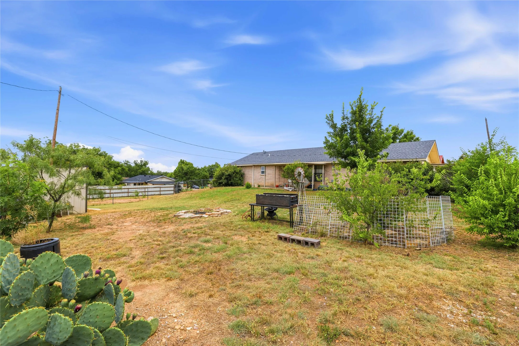Single Family Residence For Sale in Coleman County , 908 W 2nd Street, Coleman, Texas 76834, 3 Bedroom, 2 Bathroom, Garage spaces, 1,835 Sqft, built in 1970, mls#21332595, Real Estate Agent in Coleman, Homes For Sale in Coleman county, Homes For Sale in Coleman, Realtor in Coleman Texas, Real Estate Brokerage Independent Realty Texas, Luminita Cordes Realtor