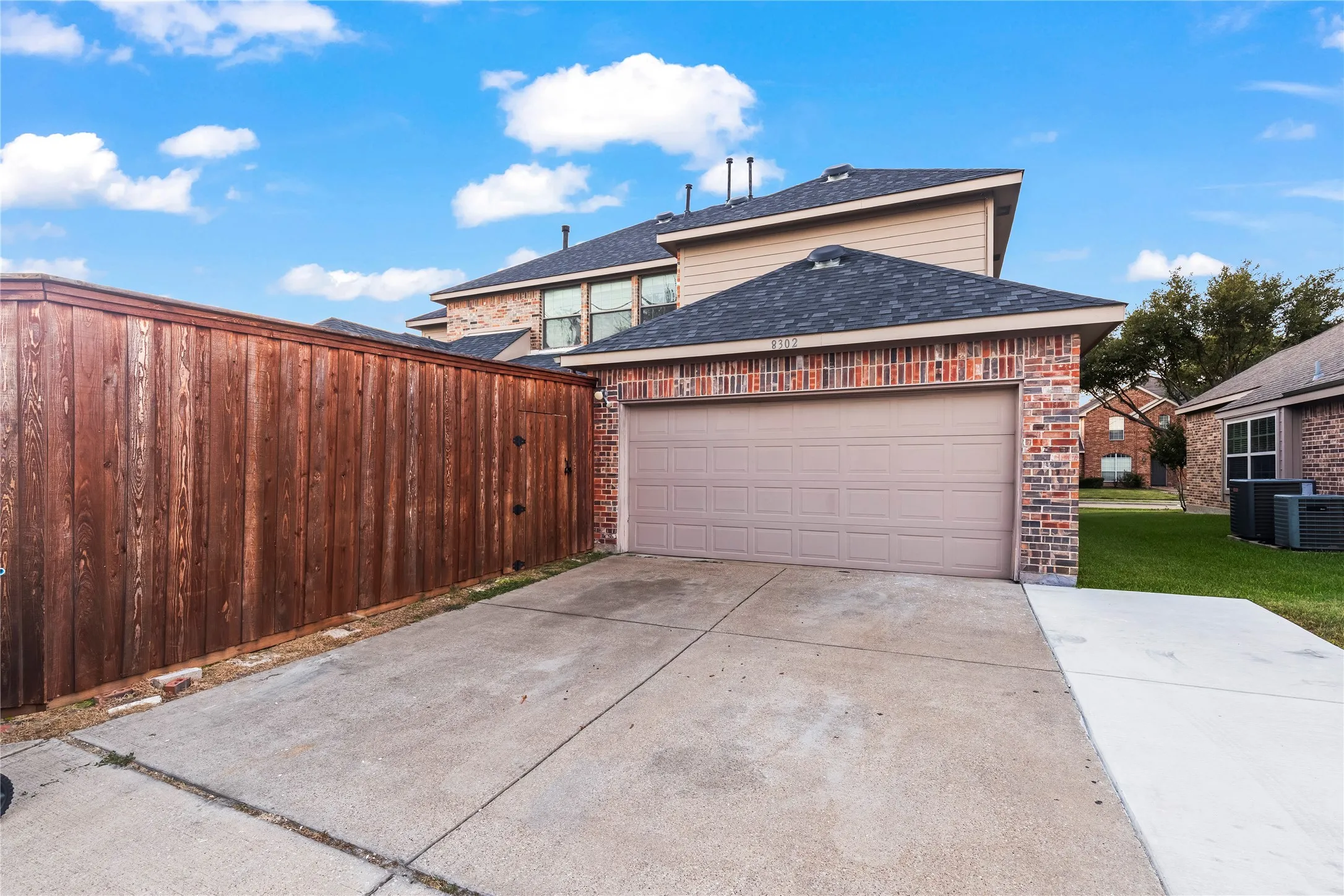 Single Family Residence For Sale in Dallas County , 8302 Munich Drive, Rowlett, Texas 75089, 4 Bedroom, 4 Bathroom, 2 Garage spaces, 3,794 Sqft, built in 2005, mls#21333344, Real Estate Agent in Rowlett, Homes For Sale in Dallas county, Homes For Sale in Rowlett, Realtor in Rowlett Texas, Real Estate Brokerage Independent Realty Texas, Luminita Cordes Realtor