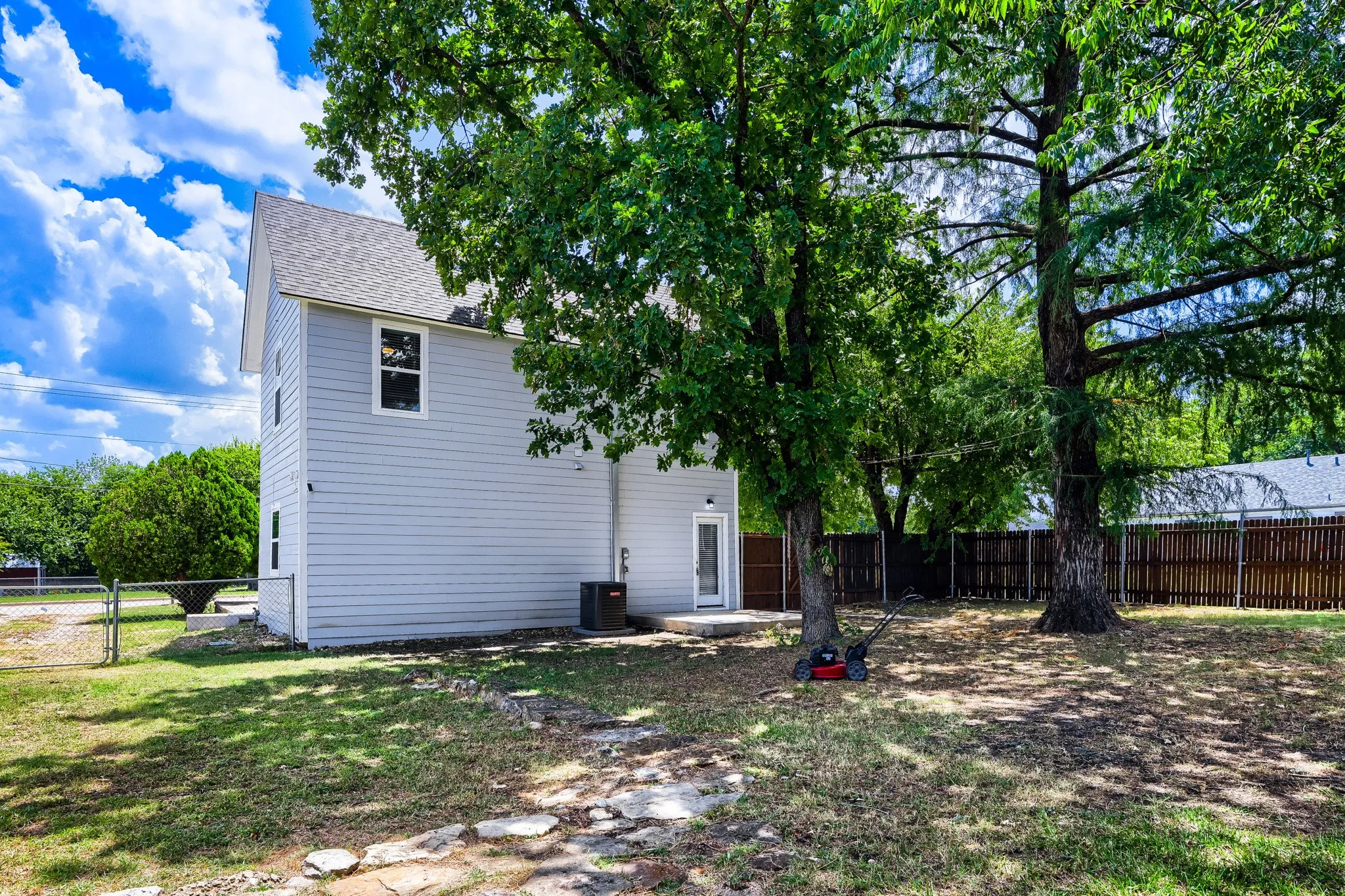 Single Family Residence For Sale in Denton County , 123 S 2nd Street, Sanger, Texas 76266, 3 Bedroom, 3 Bathroom, Garage spaces, 1,496 Sqft, built in 1954, mls#21246875, Real Estate Agent in Sanger, Homes For Sale in Denton county, Homes For Sale in Sanger, Realtor in Sanger Texas, Real Estate Brokerage Independent Realty Texas, Luminita Cordes Realtor