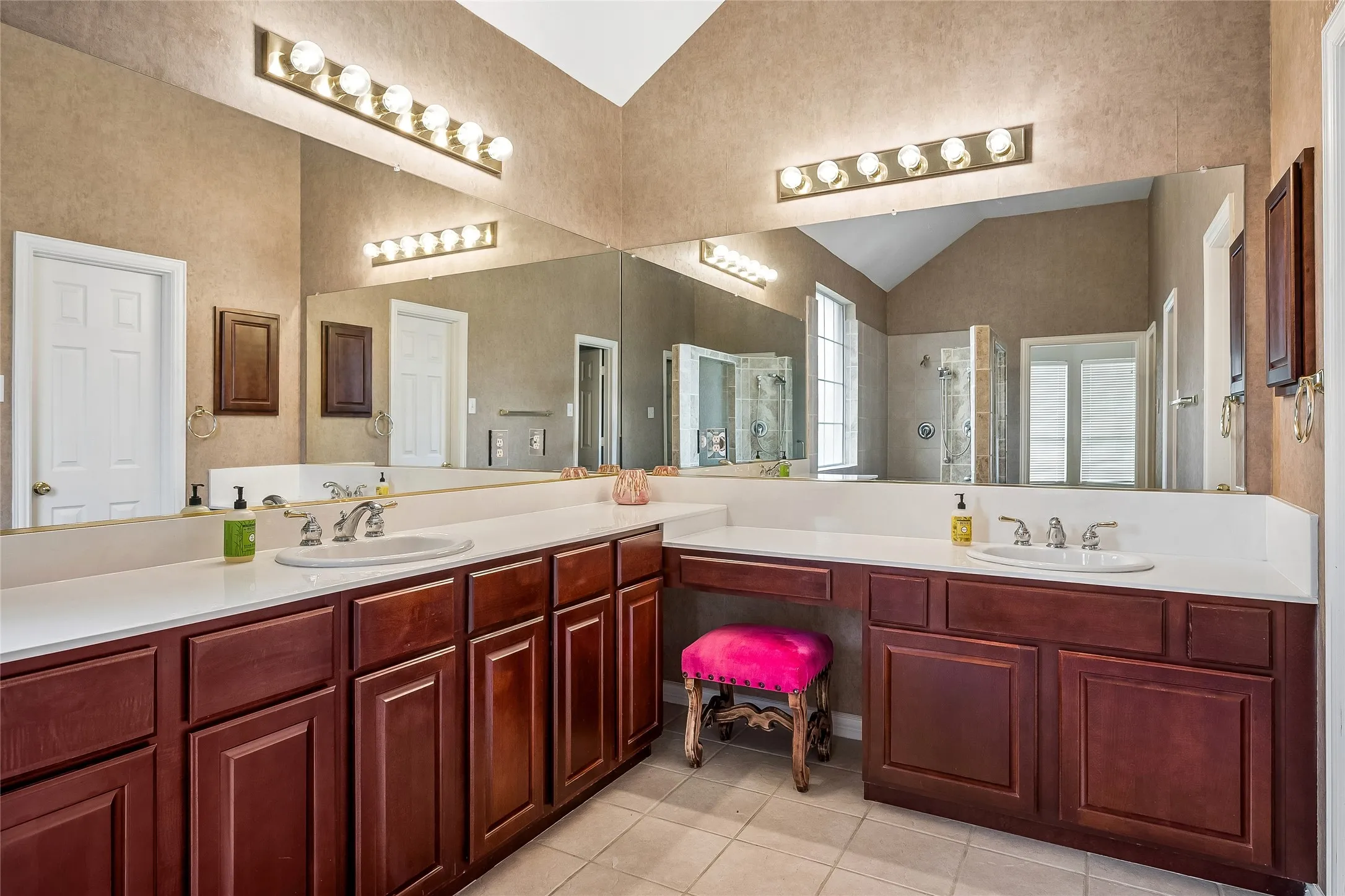 Single Family Residence For Sale in Denton County , 44 Creekside Drive, Trophy Club, Texas 76262, 5 Bedroom, 5 Bathroom, 3 Garage spaces, 3,904 Sqft, built in 2001, mls#21329239, Real Estate Agent in Trophy Club, Homes For Sale in Denton county, Homes For Sale in Trophy Club, Realtor in Trophy Club Texas, Real Estate Brokerage Independent Realty Texas, Luminita Cordes Realtor