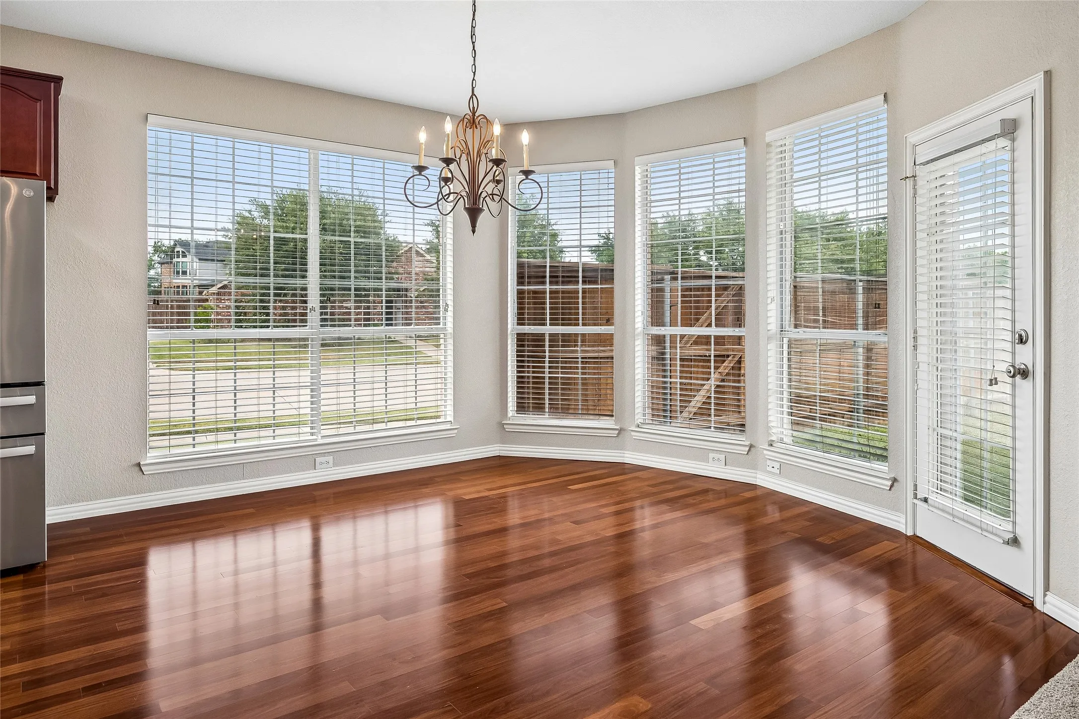 Single Family Residence For Sale in Denton County , 44 Creekside Drive, Trophy Club, Texas 76262, 5 Bedroom, 5 Bathroom, 3 Garage spaces, 3,904 Sqft, built in 2001, mls#21329239, Real Estate Agent in Trophy Club, Homes For Sale in Denton county, Homes For Sale in Trophy Club, Realtor in Trophy Club Texas, Real Estate Brokerage Independent Realty Texas, Luminita Cordes Realtor