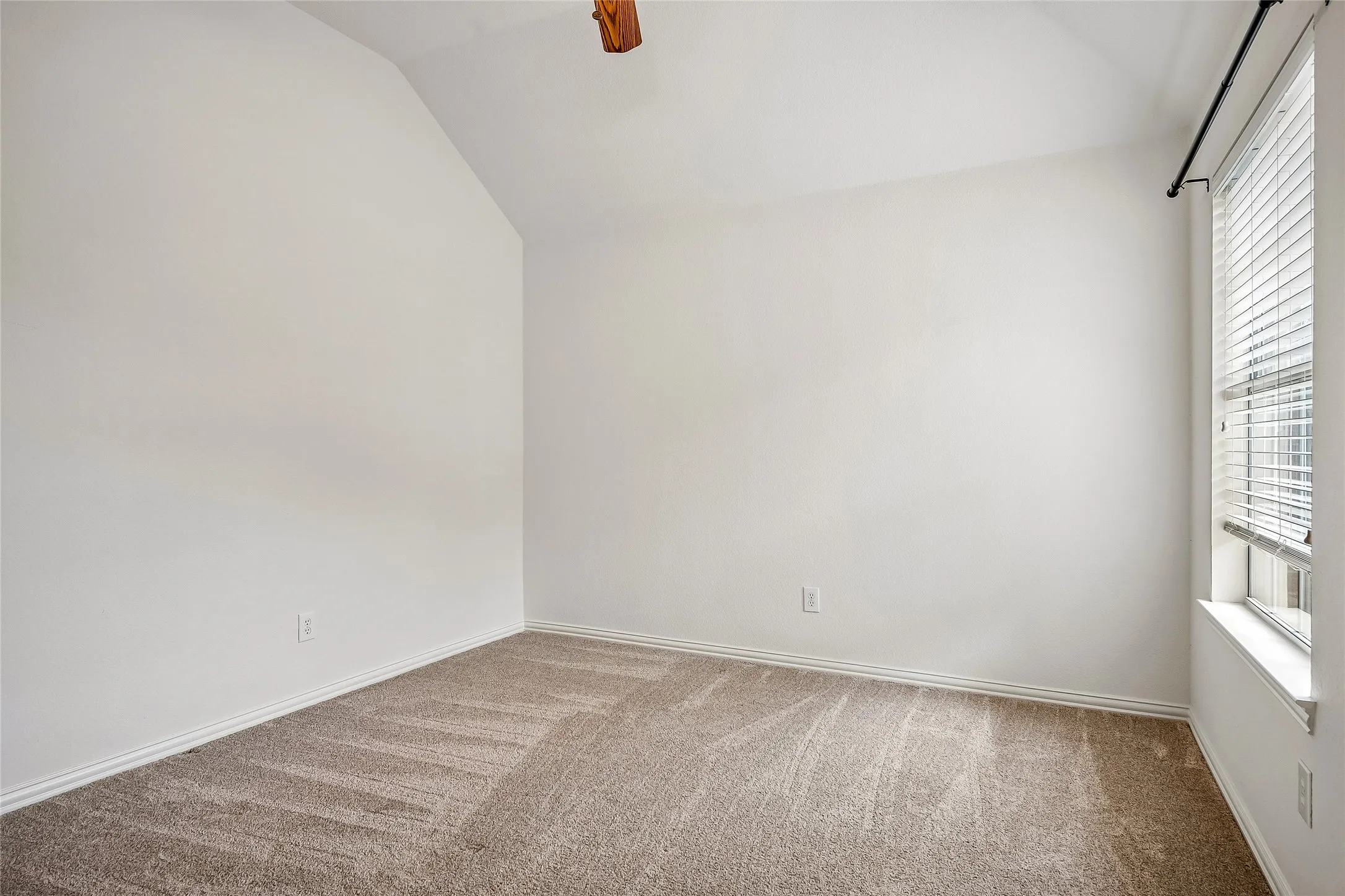 Single Family Residence For Sale in Denton County , 44 Creekside Drive, Trophy Club, Texas 76262, 5 Bedroom, 5 Bathroom, 3 Garage spaces, 3,904 Sqft, built in 2001, mls#21329239, Real Estate Agent in Trophy Club, Homes For Sale in Denton county, Homes For Sale in Trophy Club, Realtor in Trophy Club Texas, Real Estate Brokerage Independent Realty Texas, Luminita Cordes Realtor