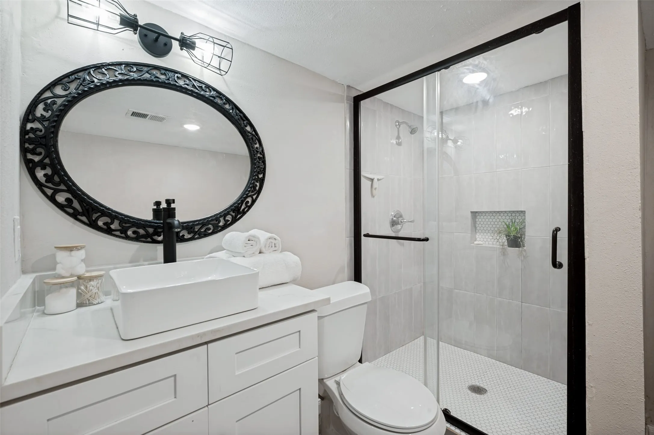 Black and White Primary Bathroom is modern Texas!