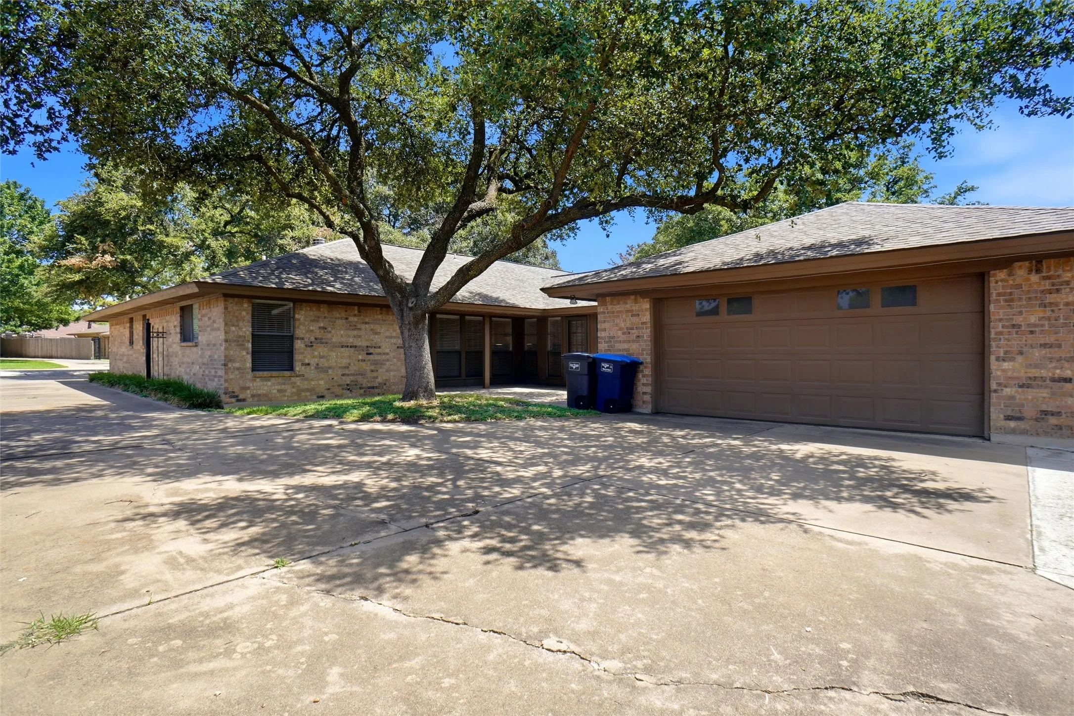 Duplex For Rent in Tarrant County , 4861 Ledgestone Court, Fort Worth, Texas 76132, 2 Bedroom, 2 Bathroom, 2 Garage spaces, 1,764 Sqft, built in 1978, mls#21334746, Real Estate Agent in Fort Worth, Homes For Rent in Tarrant county, Homes For Rent in Fort Worth, Realtor in Fort Worth Texas, Real Estate Brokerage Independent Realty Texas, Luminita Cordes Realtor