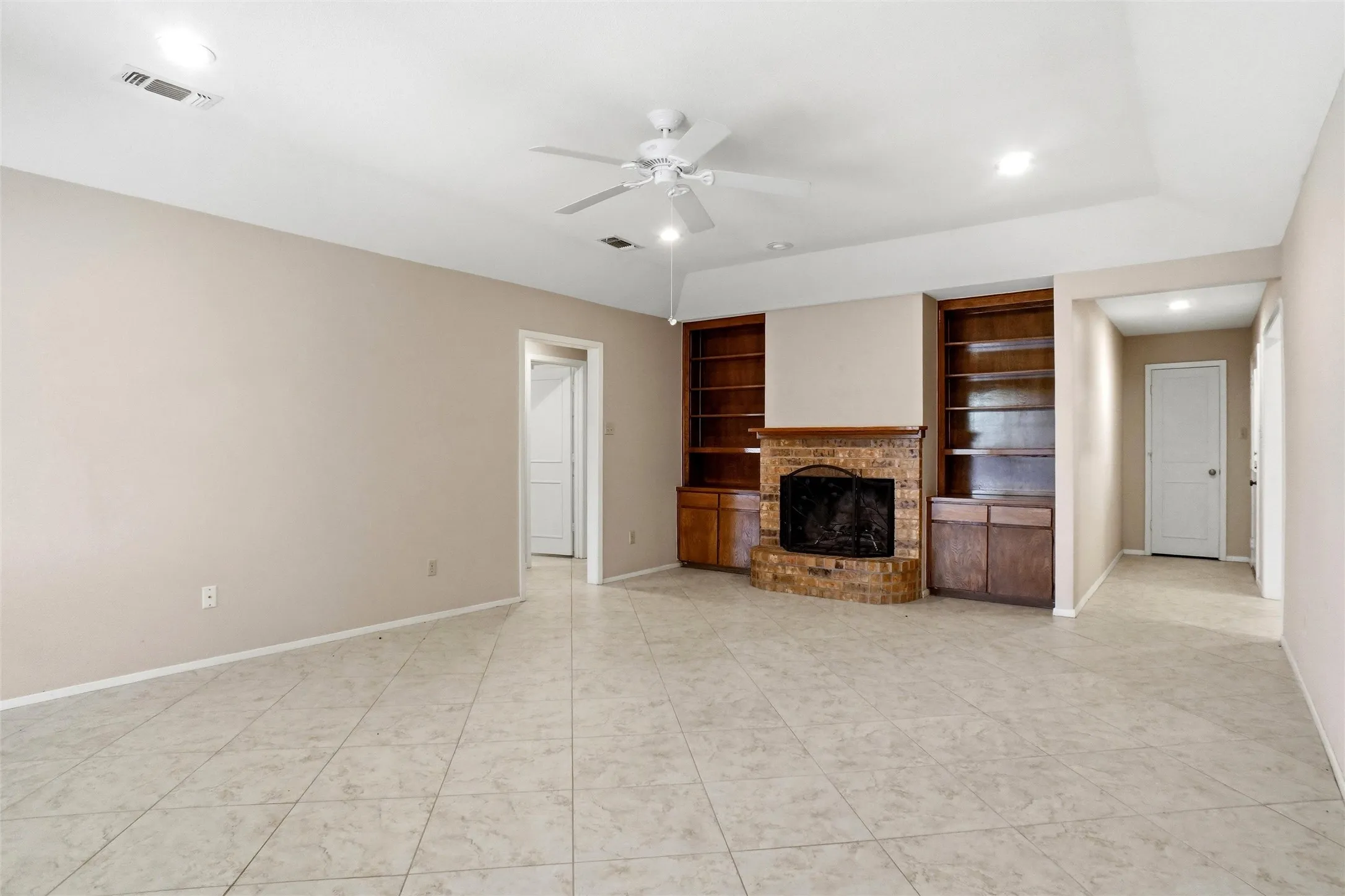 Duplex For Rent in Tarrant County , 4861 Ledgestone Court, Fort Worth, Texas 76132, 2 Bedroom, 2 Bathroom, 2 Garage spaces, 1,764 Sqft, built in 1978, mls#21334746, Real Estate Agent in Fort Worth, Homes For Rent in Tarrant county, Homes For Rent in Fort Worth, Realtor in Fort Worth Texas, Real Estate Brokerage Independent Realty Texas, Luminita Cordes Realtor