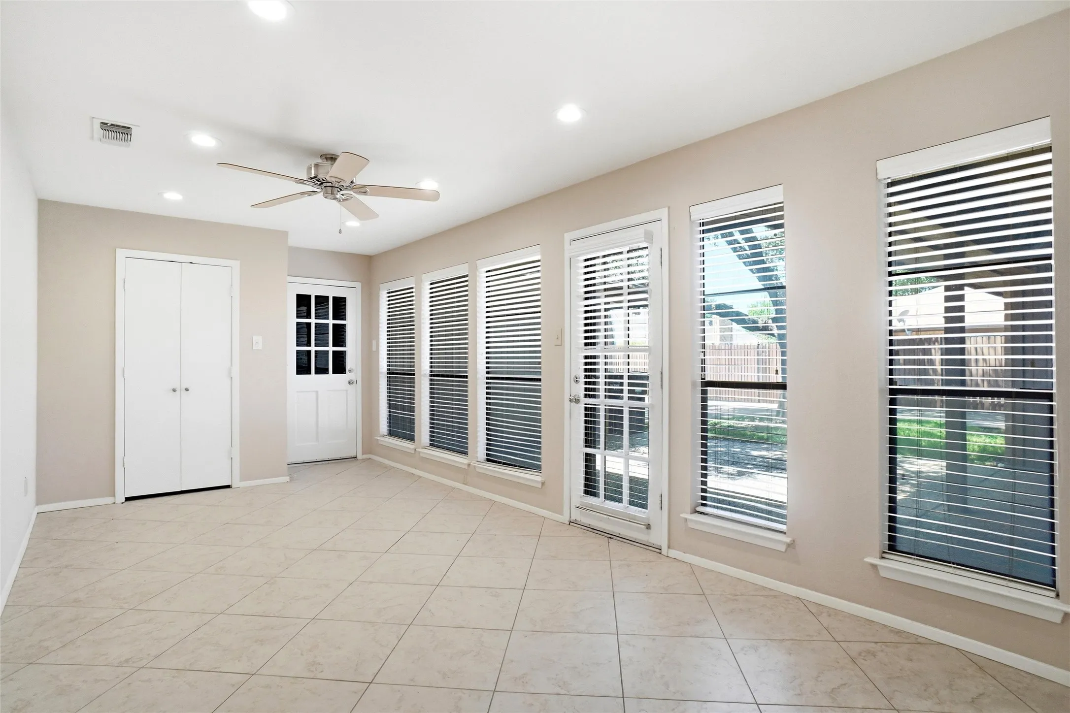 Duplex For Rent in Tarrant County , 4861 Ledgestone Court, Fort Worth, Texas 76132, 2 Bedroom, 2 Bathroom, 2 Garage spaces, 1,764 Sqft, built in 1978, mls#21334746, Real Estate Agent in Fort Worth, Homes For Rent in Tarrant county, Homes For Rent in Fort Worth, Realtor in Fort Worth Texas, Real Estate Brokerage Independent Realty Texas, Luminita Cordes Realtor