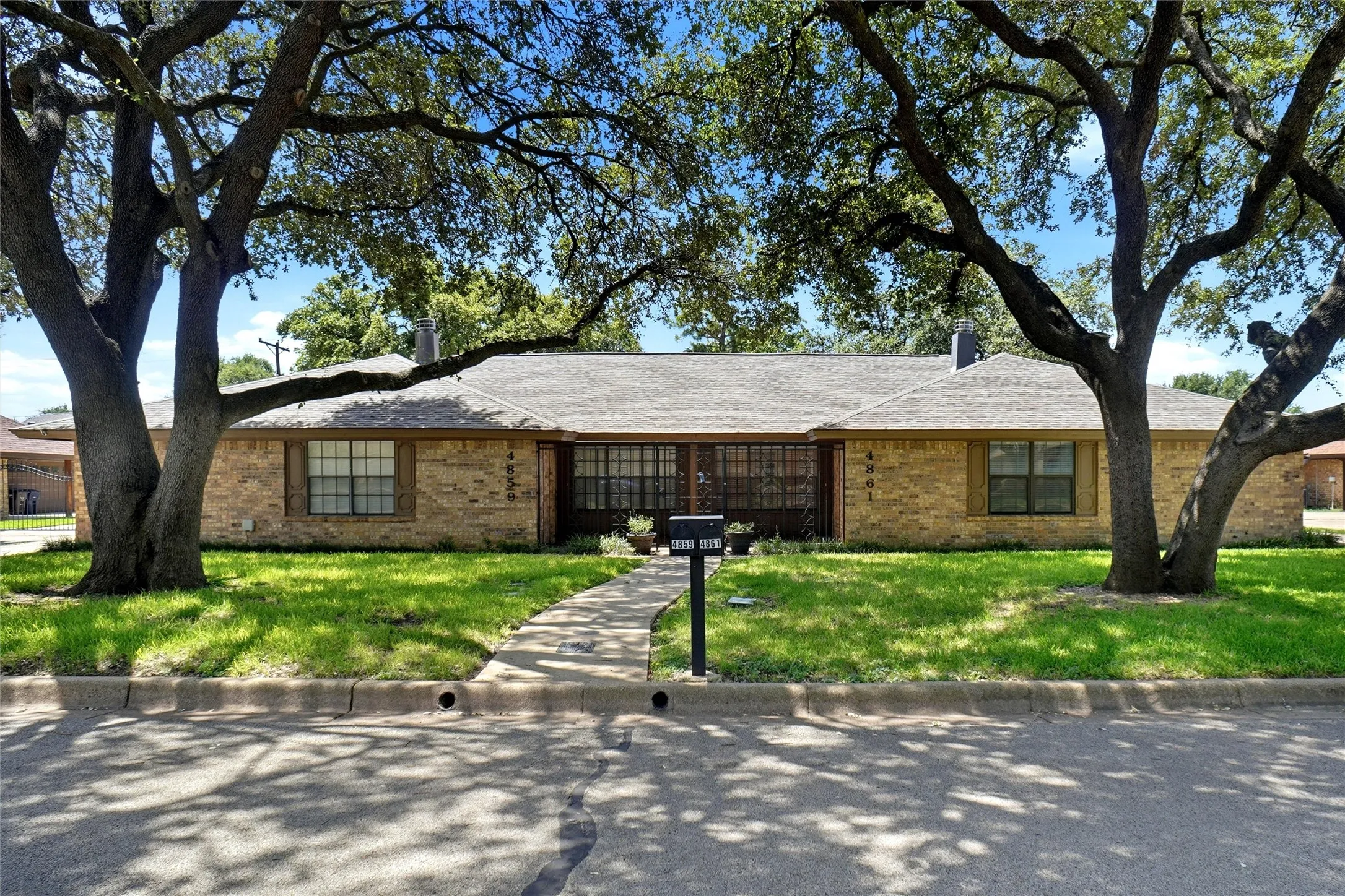 Duplex For Rent in Tarrant County , 4861 Ledgestone Court, Fort Worth, Texas 76132, 2 Bedroom, 2 Bathroom, 2 Garage spaces, 1,764 Sqft, built in 1978, mls#21334746, Real Estate Agent in Fort Worth, Homes For Rent in Tarrant county, Homes For Rent in Fort Worth, Realtor in Fort Worth Texas, Real Estate Brokerage Independent Realty Texas, Luminita Cordes Realtor