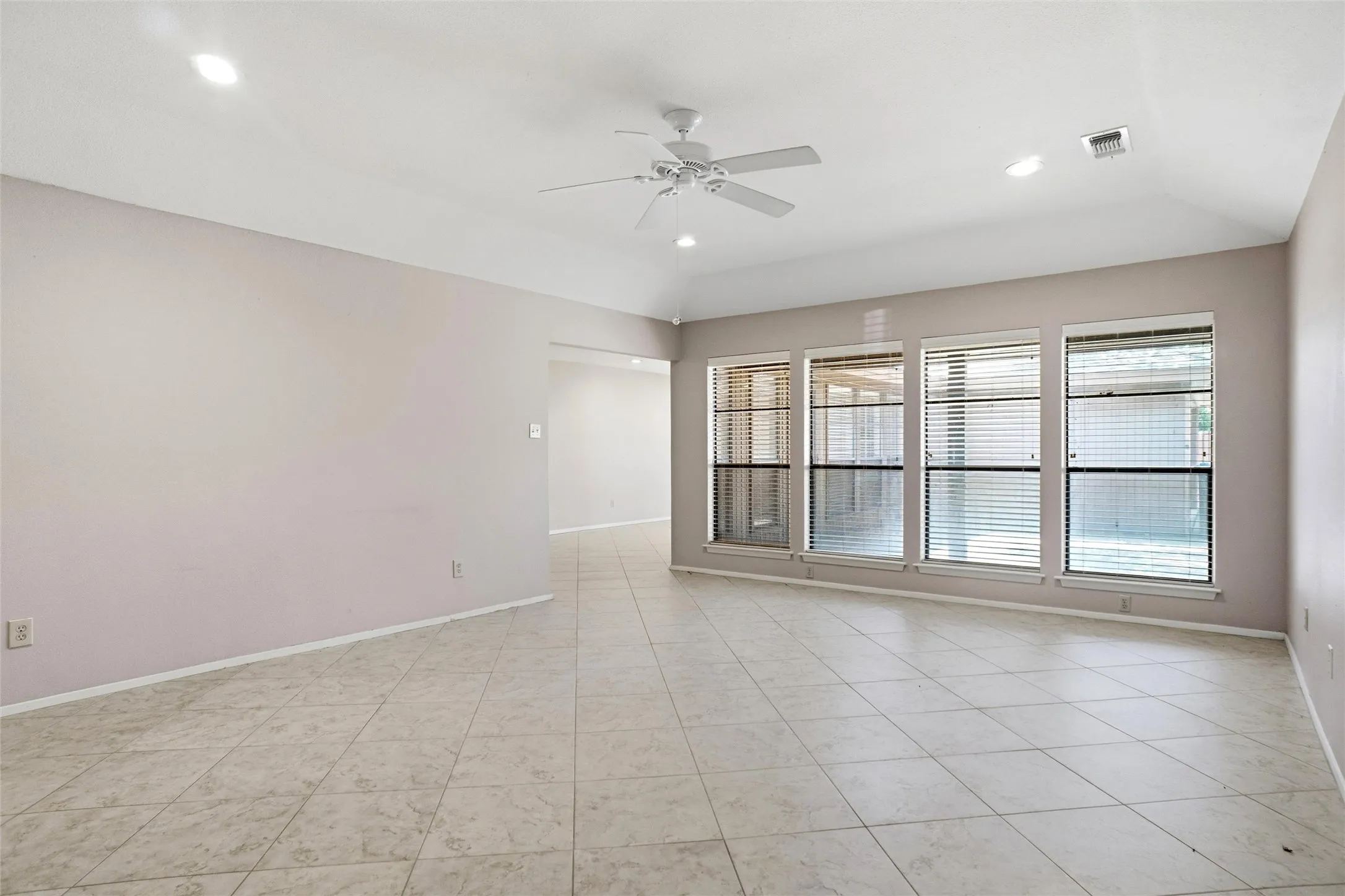 Duplex For Rent in Tarrant County , 4861 Ledgestone Court, Fort Worth, Texas 76132, 2 Bedroom, 2 Bathroom, 2 Garage spaces, 1,764 Sqft, built in 1978, mls#21334746, Real Estate Agent in Fort Worth, Homes For Rent in Tarrant county, Homes For Rent in Fort Worth, Realtor in Fort Worth Texas, Real Estate Brokerage Independent Realty Texas, Luminita Cordes Realtor
